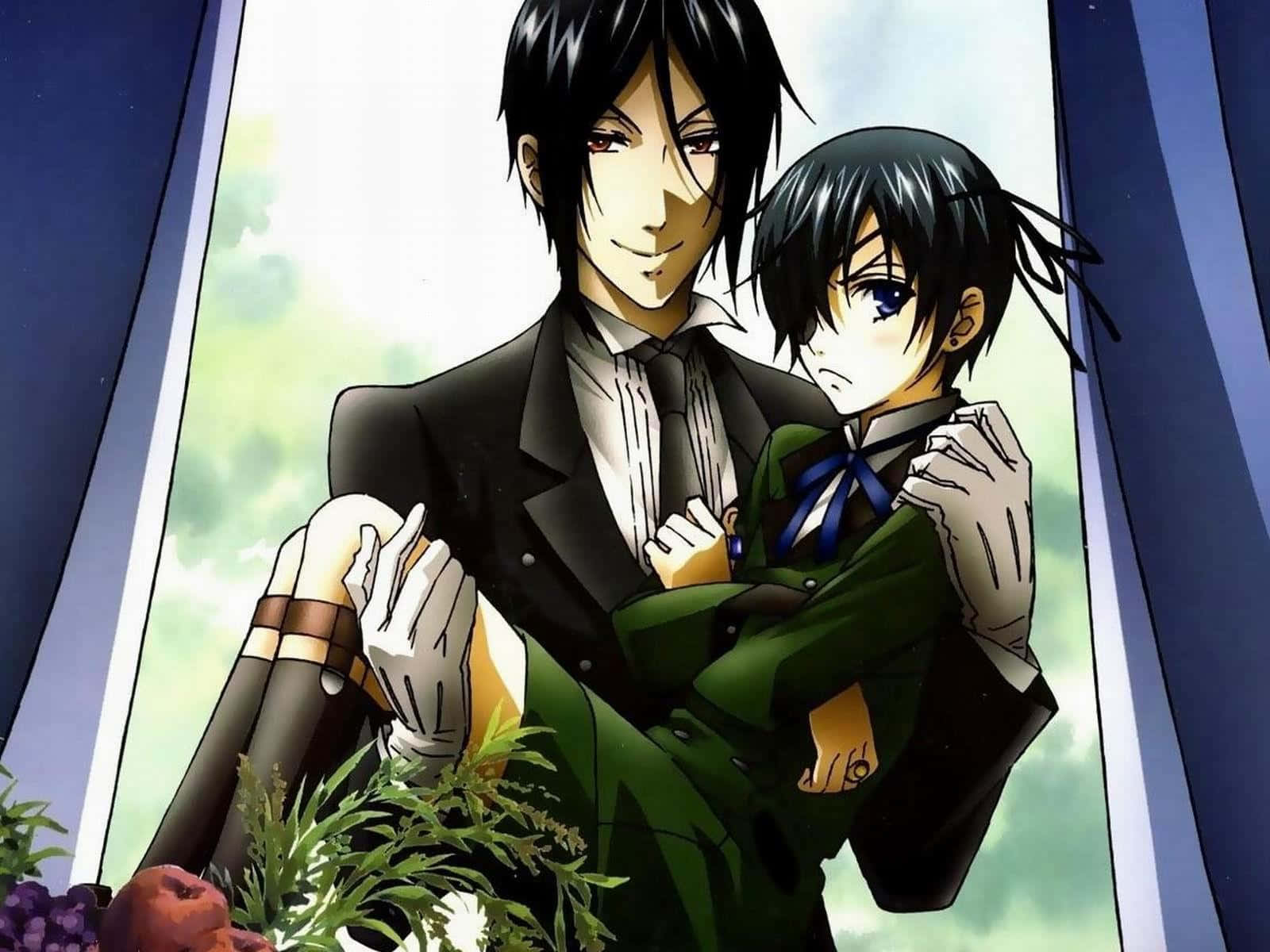 Black Butler 桌布 壁紙 — 一個深色頭髮的動畫男人穿著西裝，抱著一個穿著綠色制服的小男孩，靠近一個有藍色窗簾和水果的窗戶。