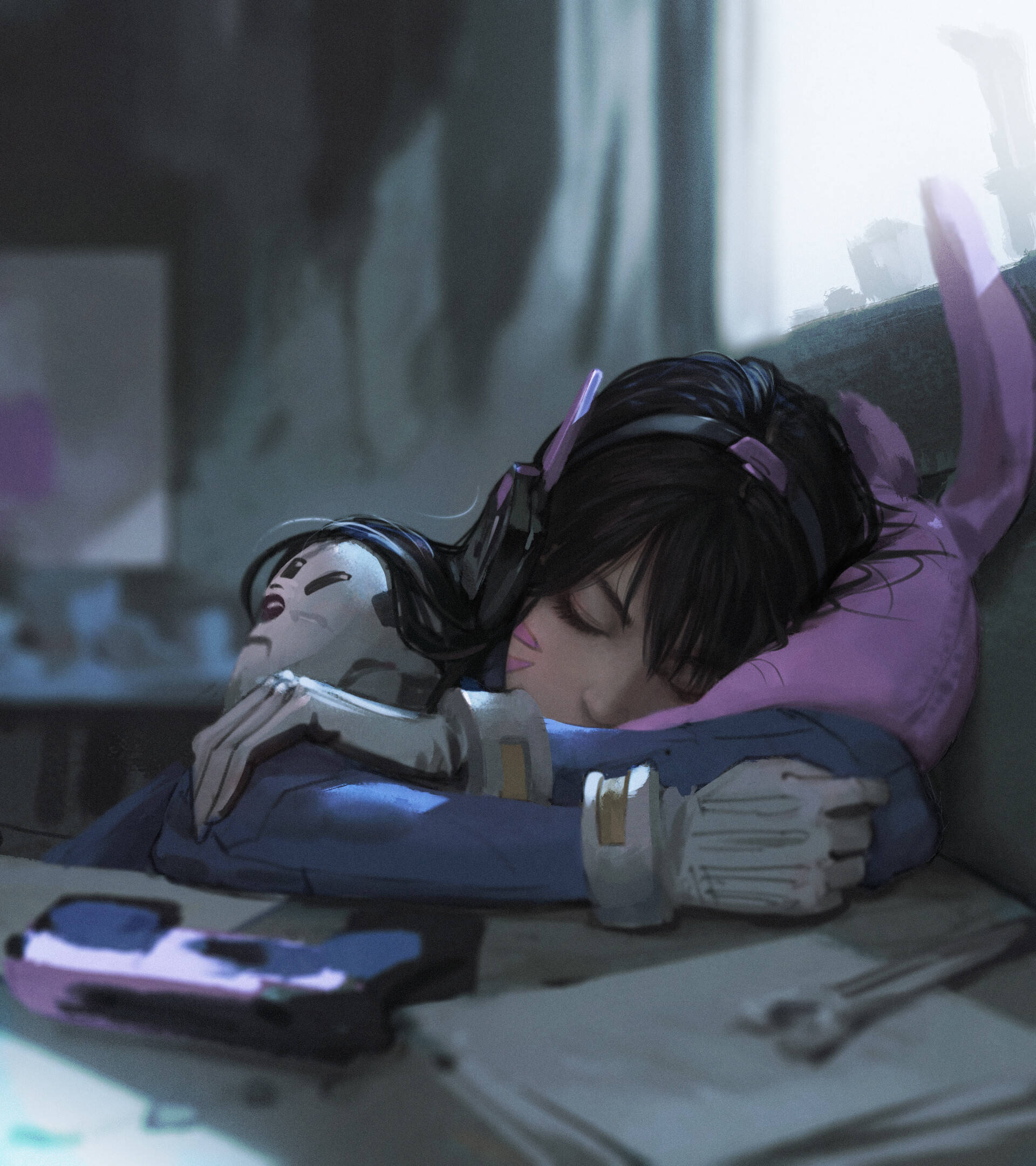 D.Va 桌布 壁紙 — 一個深色頭髮的年輕動漫女孩在沙發上抱著毛絨玩具安靜地睡著，沐浴在柔和的窗光中。