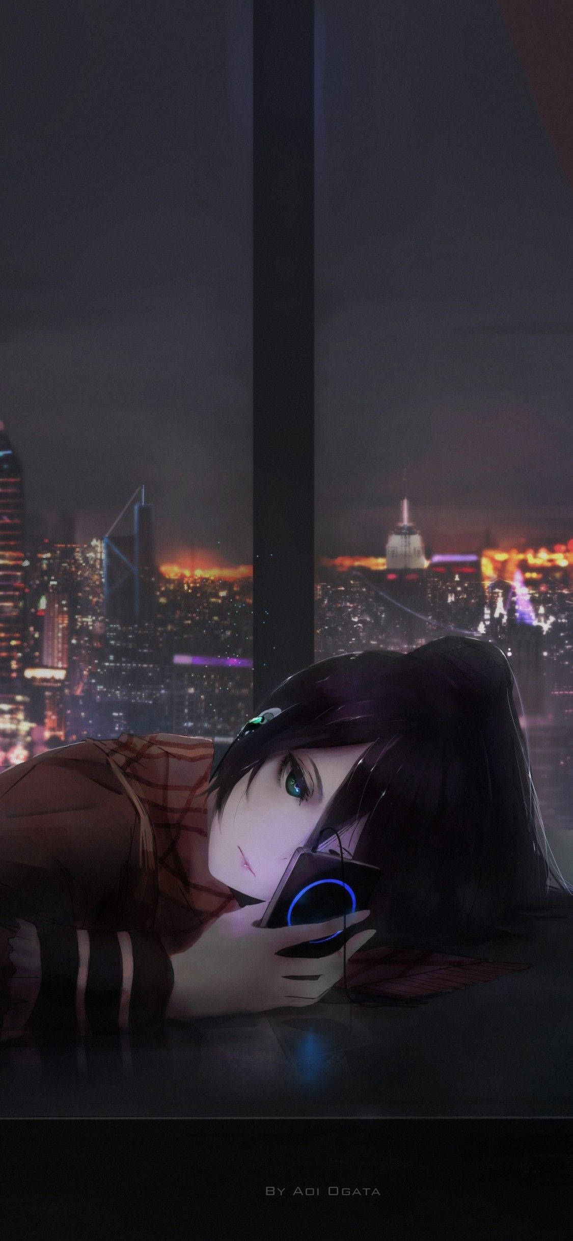 Sad Anime Phone 桌布 壁紙 — 一個深色頭髮的年輕動漫女孩晚上躺在窗台上，凝視著發光的手機，背後是充滿活力的城市景觀。