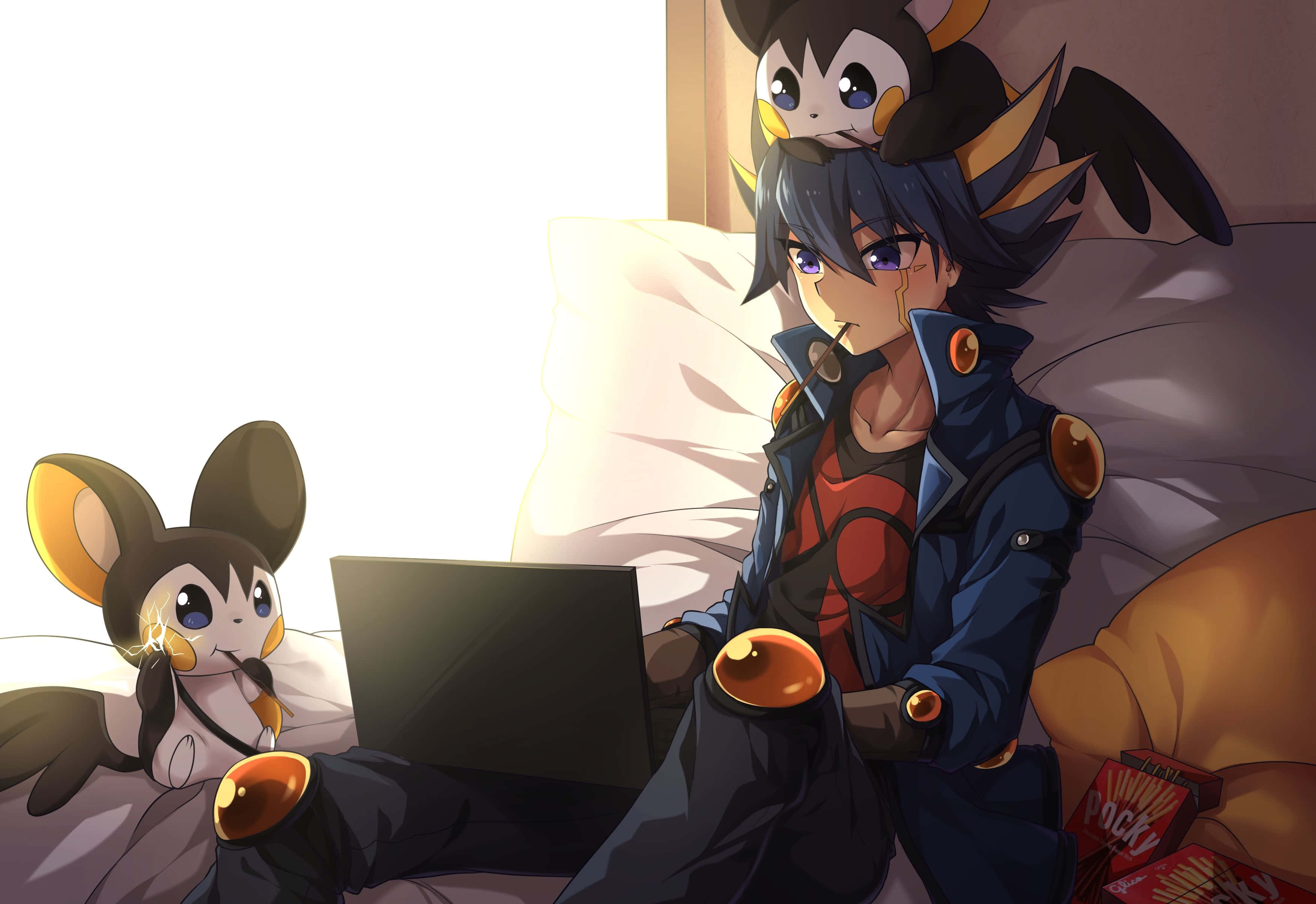 Yusei Fudo 桌布 壁紙 — 一個深色頭髮的年輕動漫角色坐在床上使用筆記型電腦，附近有兩隻類似寶可夢的小生物棲息。