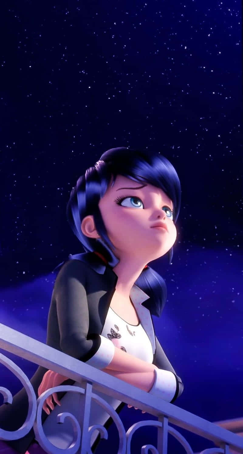 Miraculous Ladybug Adrien 桌布 壁紙 — 一個深色頭髮的年輕女孩靠在陽台欄杆上，仰望繁星點點的夜空。
