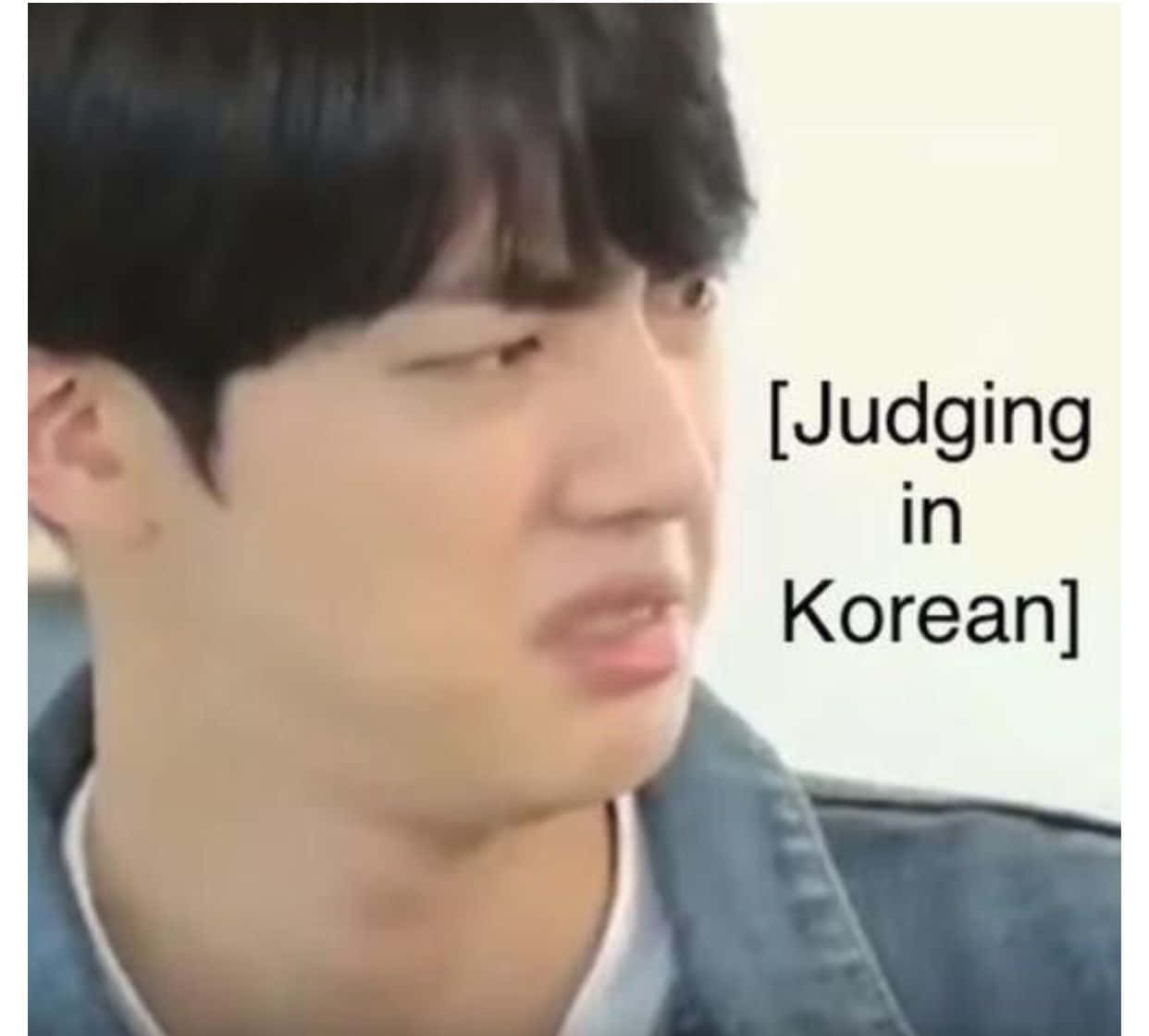 Bts Meme 桌布 壁紙 — 一個深色頭髮的年輕男子穿著牛仔外套，做出評判表情的特寫，帶有文字疊加。