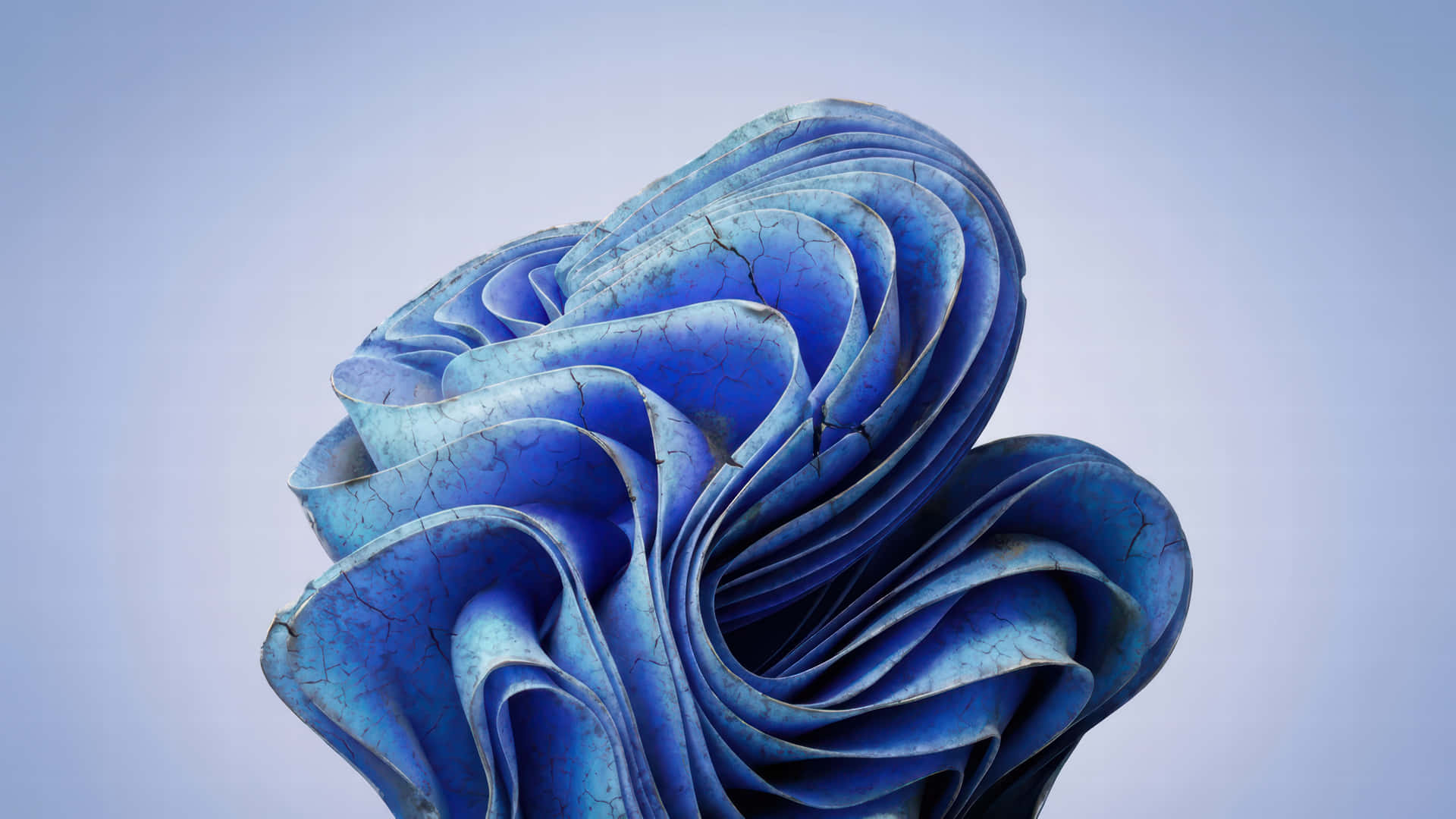 Blue sculpture Bloom modded wallpaper for desktop Enhancement 壁紙 — 一個深藍色、帶裂紋紋理的旋轉抽象雕塑，襯以柔和的薰衣草背景。