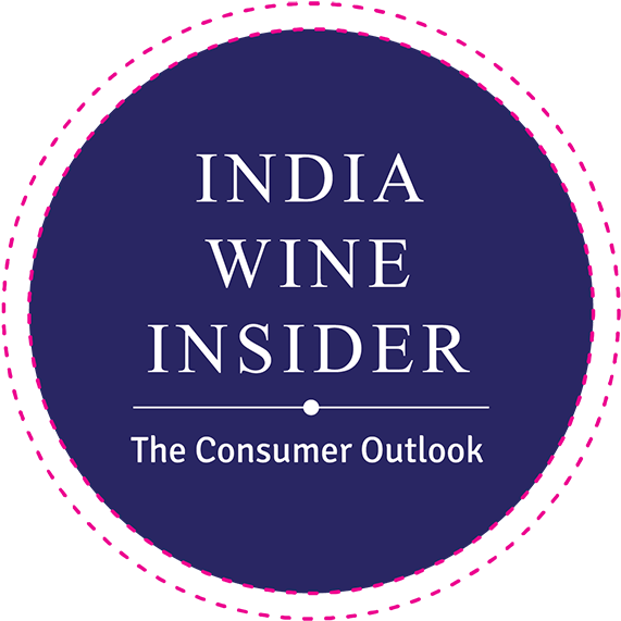 綠洲 桌布 壁紙 — 一個深藍色圓形標誌，帶有白色襯線文字，內容為 India Wine Insider 和 The Consumer Outlook，並以粉紅色虛線邊框框住。