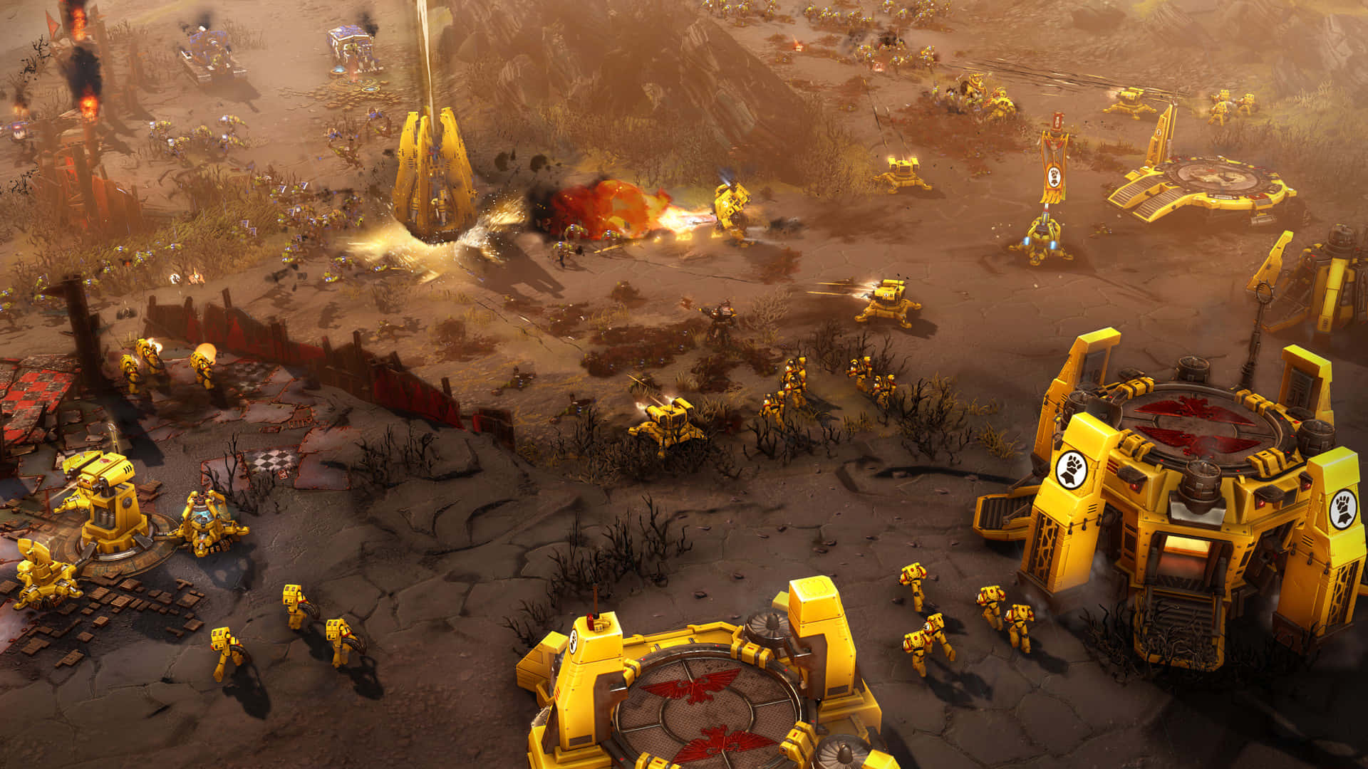 Best Dawn Of War Iii 桌布 壁紙 — 一個混亂的戰場，黃色裝甲部隊和車輛在爆炸和煙霧中於荒蕪的廢土上交戰。