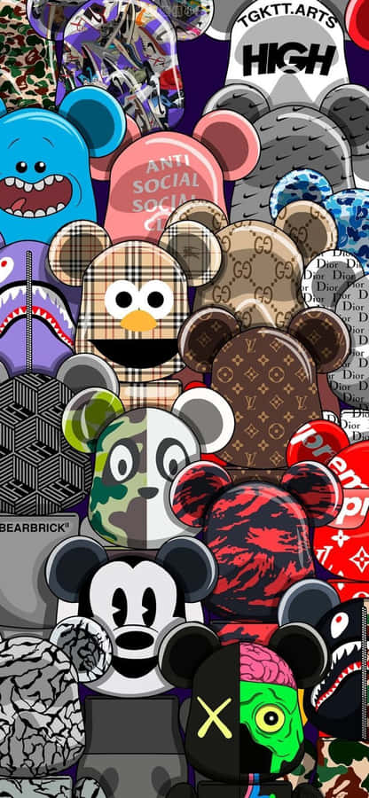 Cool Kaws 桌布 壁紙 — 一個混亂的拼貼畫，上面有風格化的泰迪熊，覆蓋著奢華標誌、塗鴉和流行文化參考。
