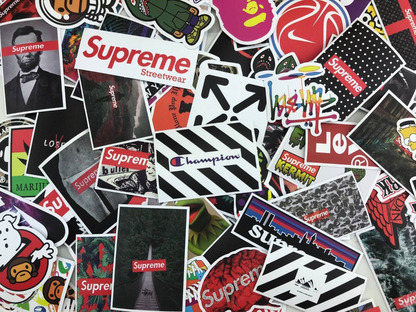 stickers 桌布 壁紙 — 一個混亂的拼貼畫，包含色彩繽紛的街頭服飾品牌貼紙，包括 Supreme Champion 和卡通人物，密集重疊。