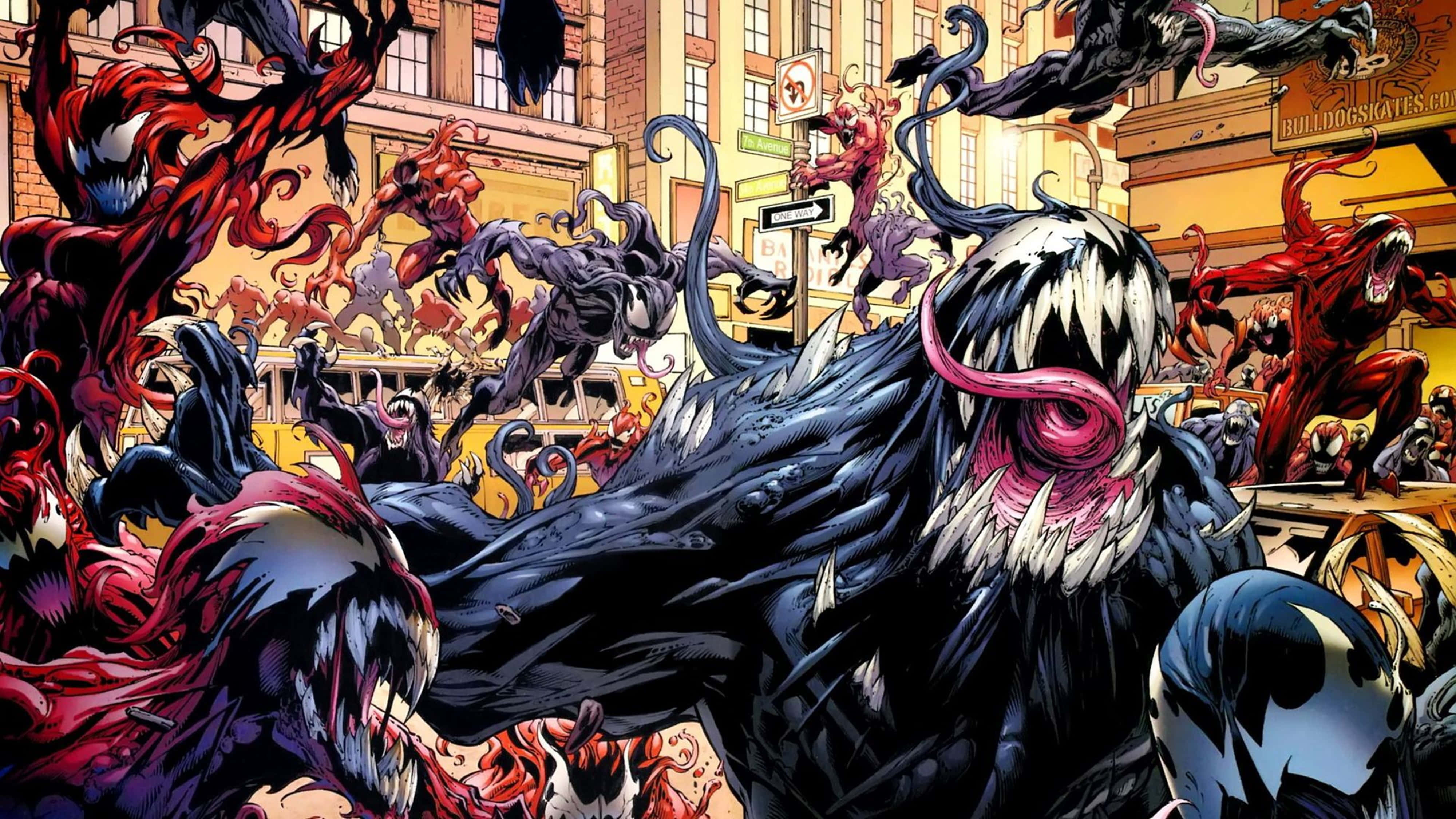 桌布 壁紙 — 一個混亂的漫畫場景，Venom 和共生體在城市街道上橫衝直撞，背景有建築物和標誌。
