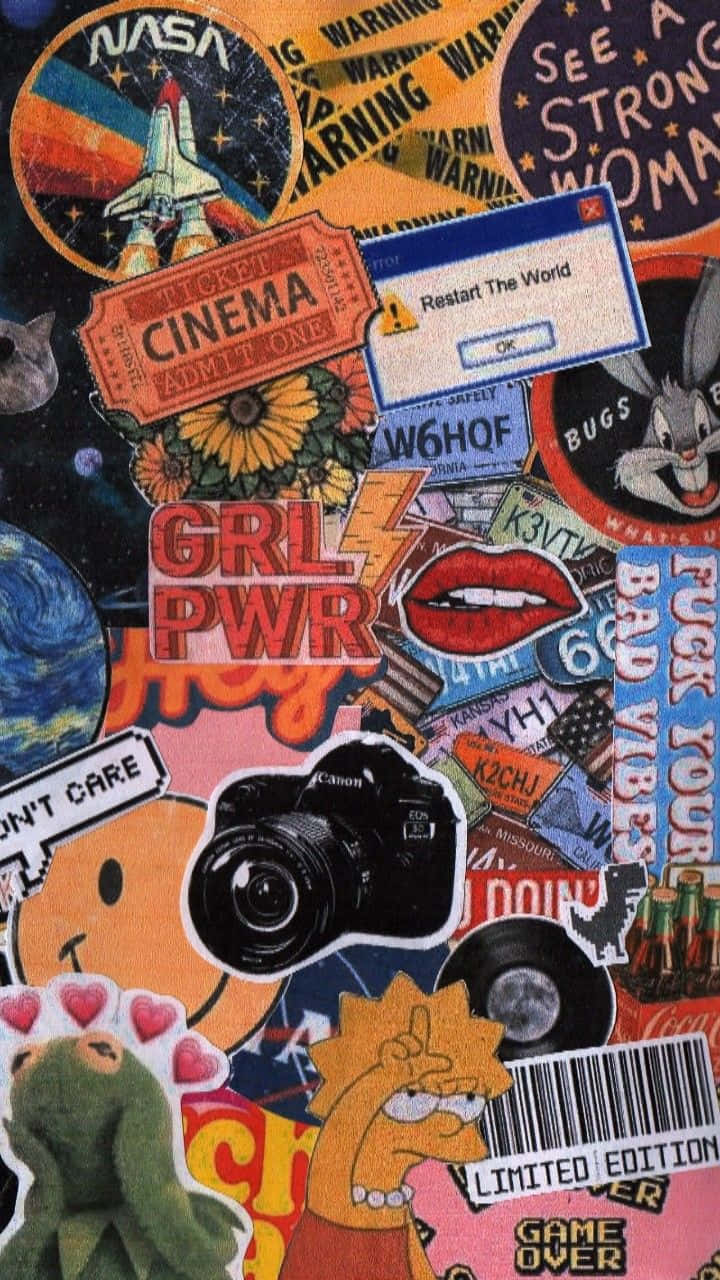 Vintage Collage 桌布 壁紙 — 一個混亂的貼紙拼貼，包含NASA、電影票、流行文化圖標，以及大膽的口號如「GRL PWR」和「Restart The World」。