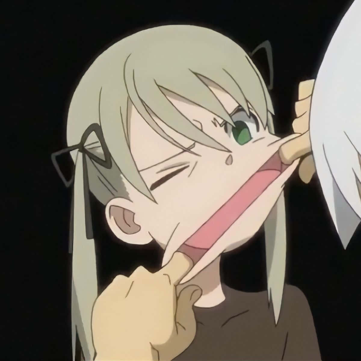 Funny Anime Pfp 桌布 壁紙 — 一個淺灰色頭髮、綠色眼睛的動漫女孩特寫，在黑色背景前頑皮地咬著另一個角色的手。