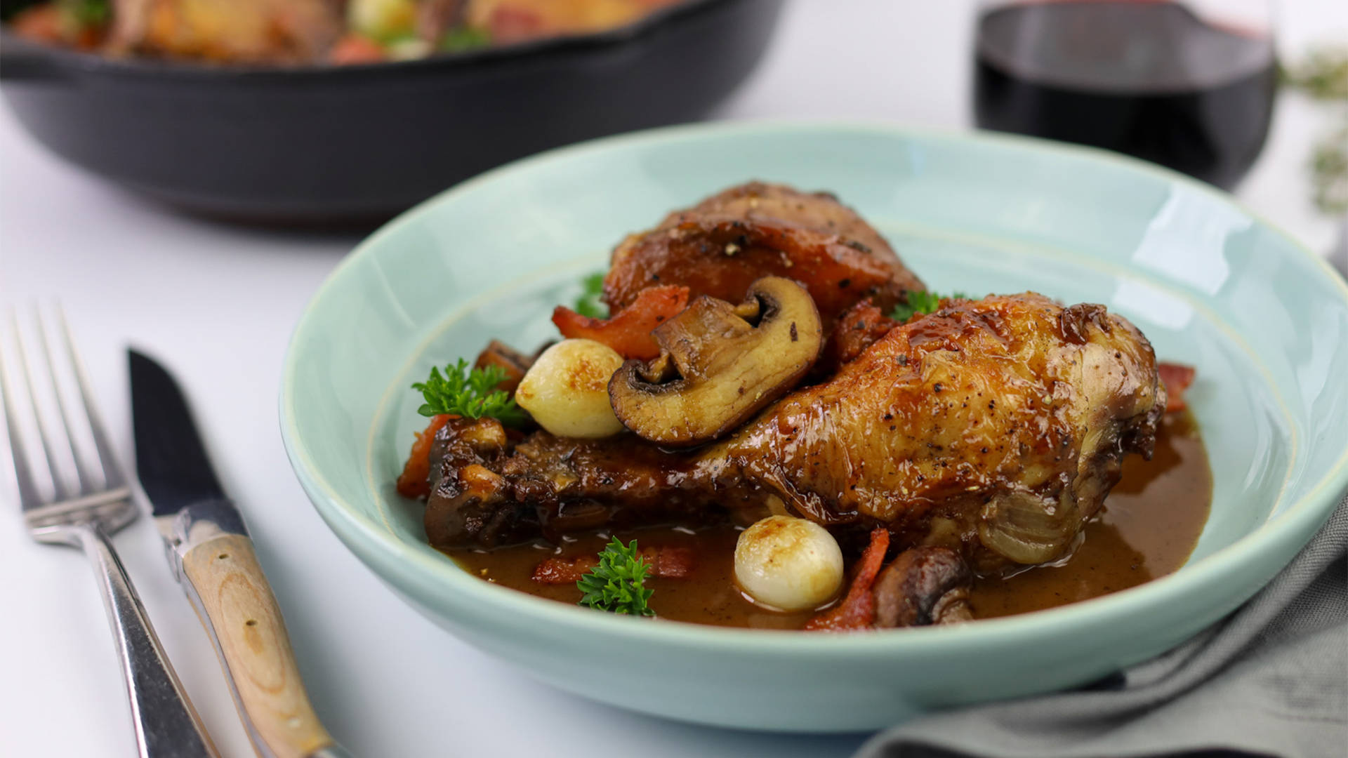 Food Photography 桌布 壁紙 — 一個淺碗盛載著多汁的雞大腿，配上濃郁的棕色醬汁、蘑菇、珍珠洋蔥和歐芹裝飾。