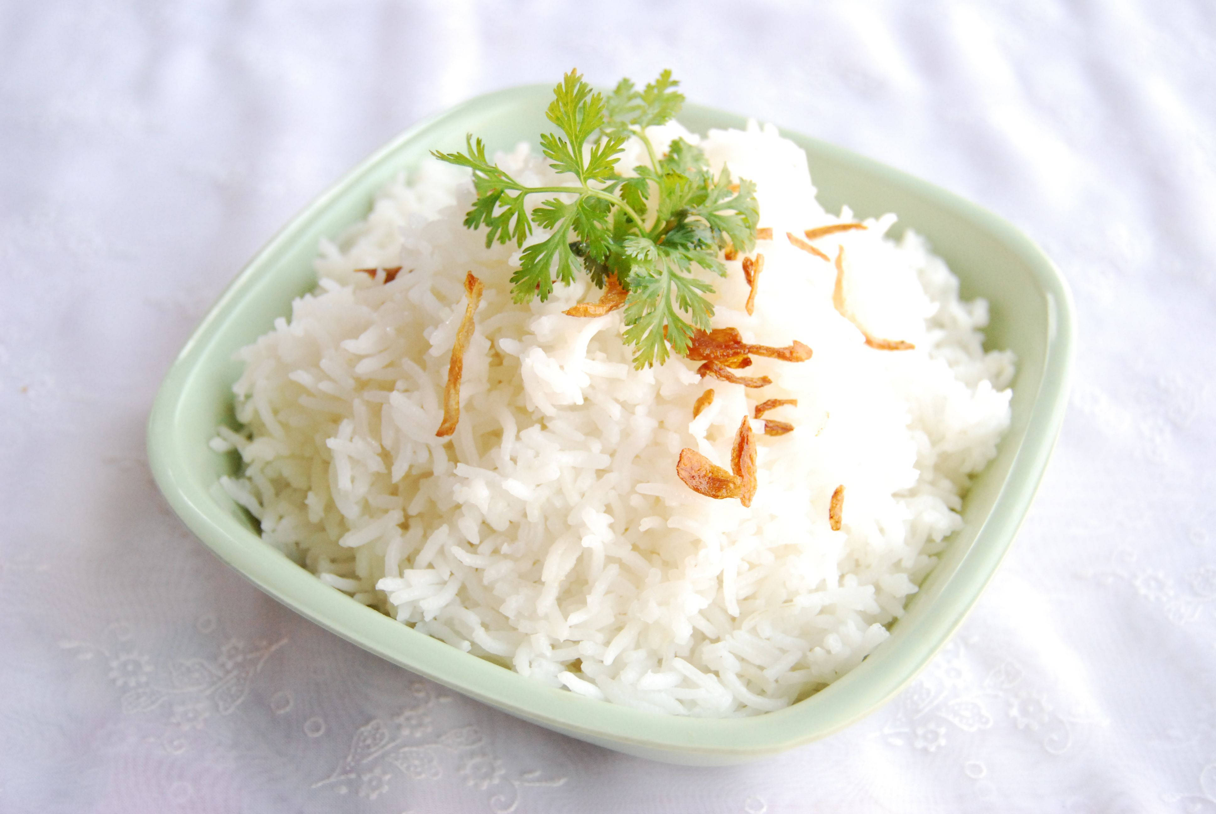 烹飪 桌布 壁紙 — 一個淺綠色碗盛載著鬆軟的白飯，上面放上新鮮香菜和香脆炸紅蔥頭，放在有紋理的白色布上。