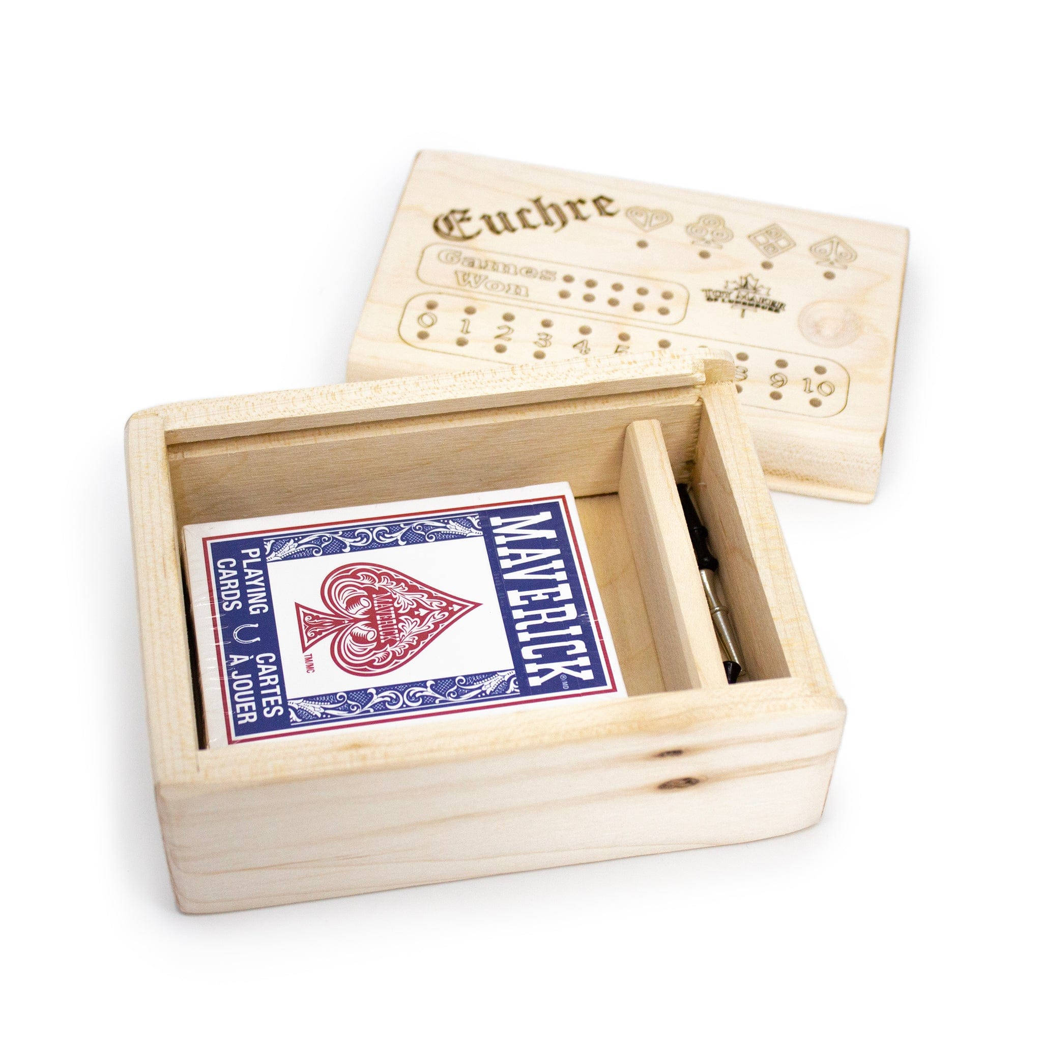 Playing Cards 桌布 壁紙 — 一個淺色木盒打開蓋子，露出裏面一副Maverick撲克牌和一個裝有金屬工具的小隔層。