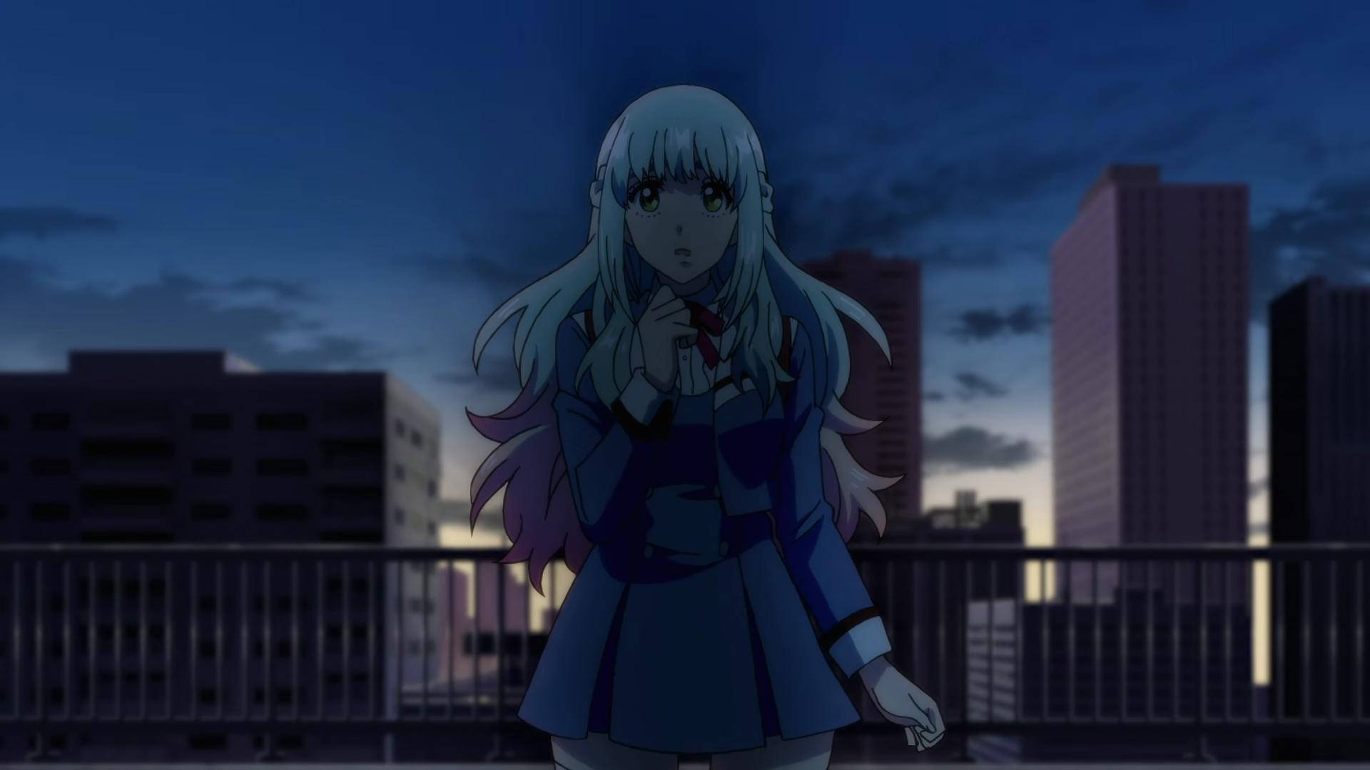 high 桌布 壁紙 — 一個淺色頭髮的動漫女孩穿著校服，在黃昏時站在屋頂上，背後是城市天際線。