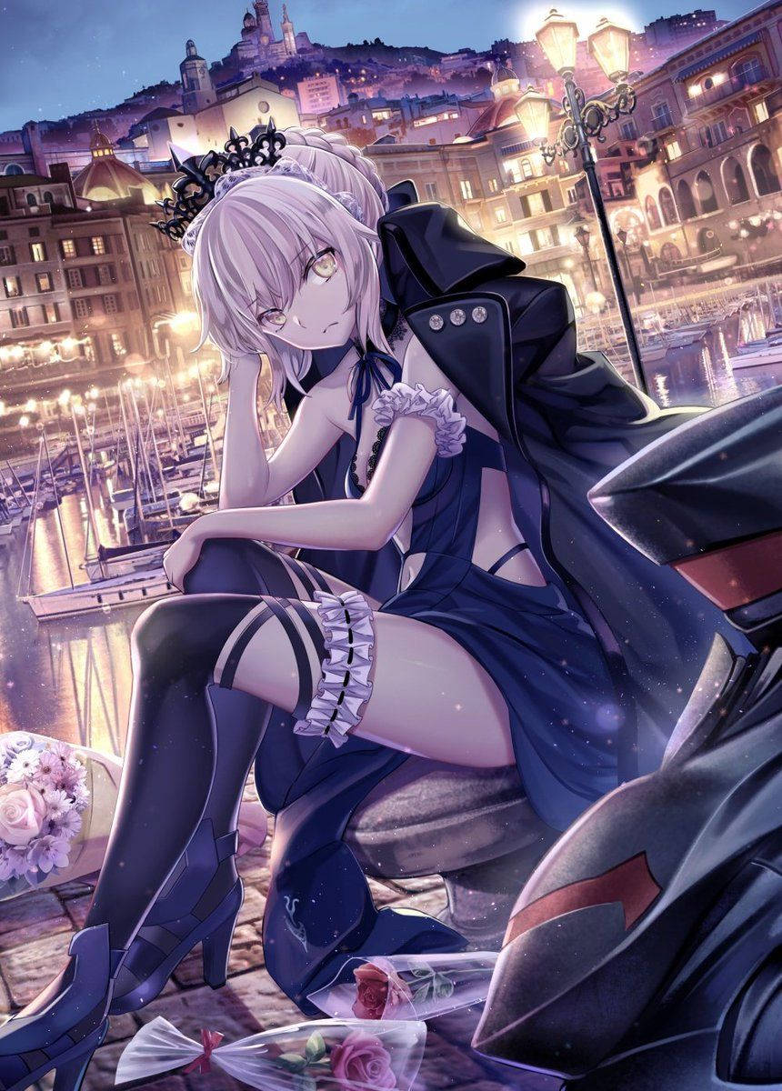 動漫女孩 桌布 壁紙 — 一個淺色頭髮的動漫女孩穿著深色連衣裙，沉思地坐在石階上，俯瞰著暮色中閃爍的歐洲港灣。