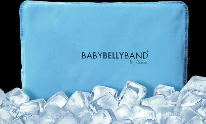 冰 桌布 壁紙 — 一個淺藍色的BABYBELLYBAND冷卻墊放在一堆透明冰塊上，背景為黑色。