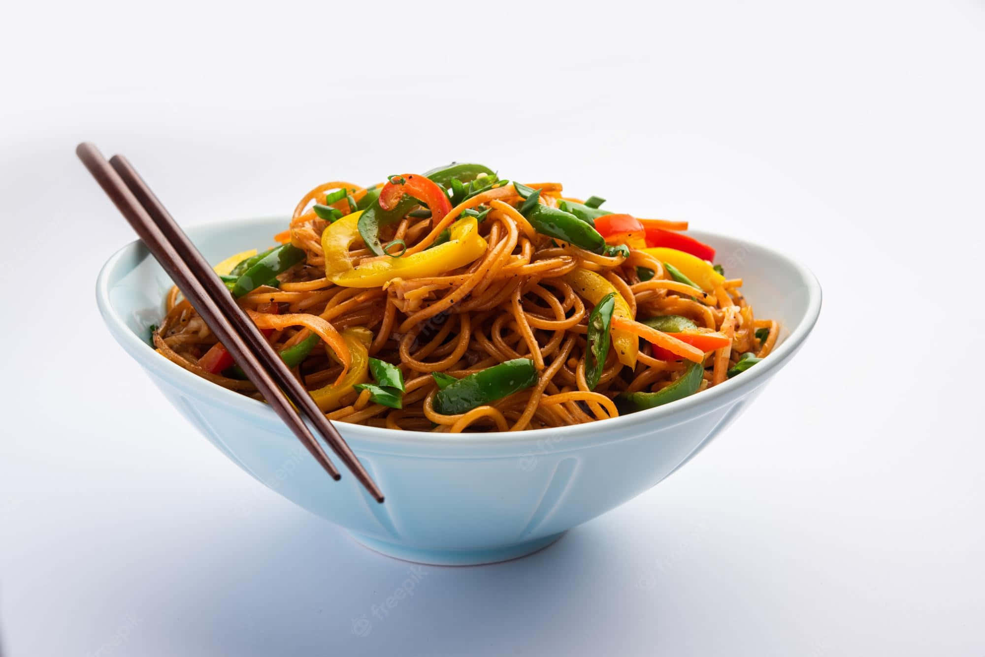 Food Photography 桌布 壁紙 — 一個淺藍色碗，裝滿炒麵和彩色甜椒，筷子擱在碗邊。