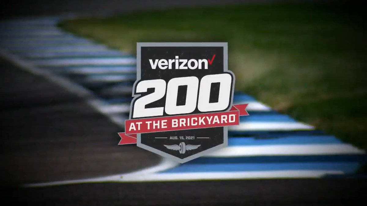 威訊 桌布 壁紙 — 一個清晰的Verizon 200在磚廠賽事標誌疊加在模糊的賽道上，帶有藍色和白色的路緣。