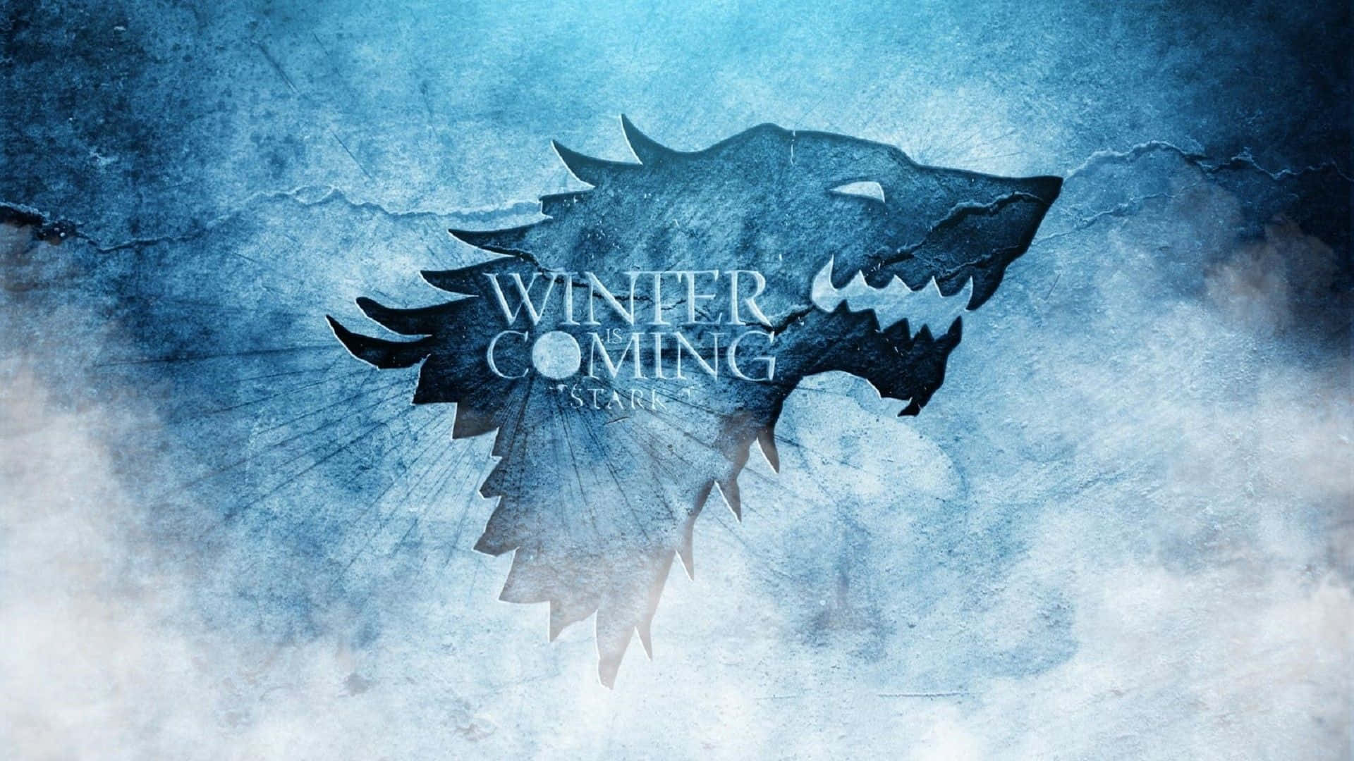 冰與火之歌 桌布 壁紙 — 一個清晰的冰原狼徽章，帶有「WINTER IS COMING」文字，從風暴般的藍灰色紋理背景中浮現。