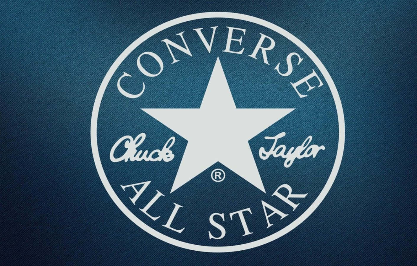 Converse 標誌 桌布 壁紙 — 一個清晰的白色 Converse Chuck Taylor All Star 標誌，居中於有紋理的深藍色牛仔布上。