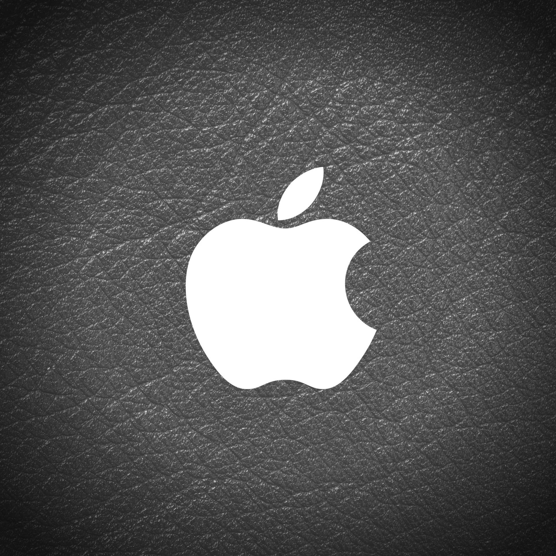 蘋果標誌 桌布 壁紙 — 一個清晰的白色Apple標誌，居中放置在帶有細微紋理細節的黑色皮革表面上。