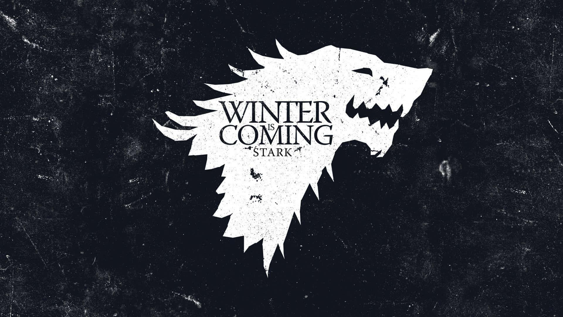 冰與火之歌 桌布 壁紙 — 一個清晰的白色冰原狼徽章，上面有「Winter is Coming Stark」文字，背景是粗糙的深色紋理。