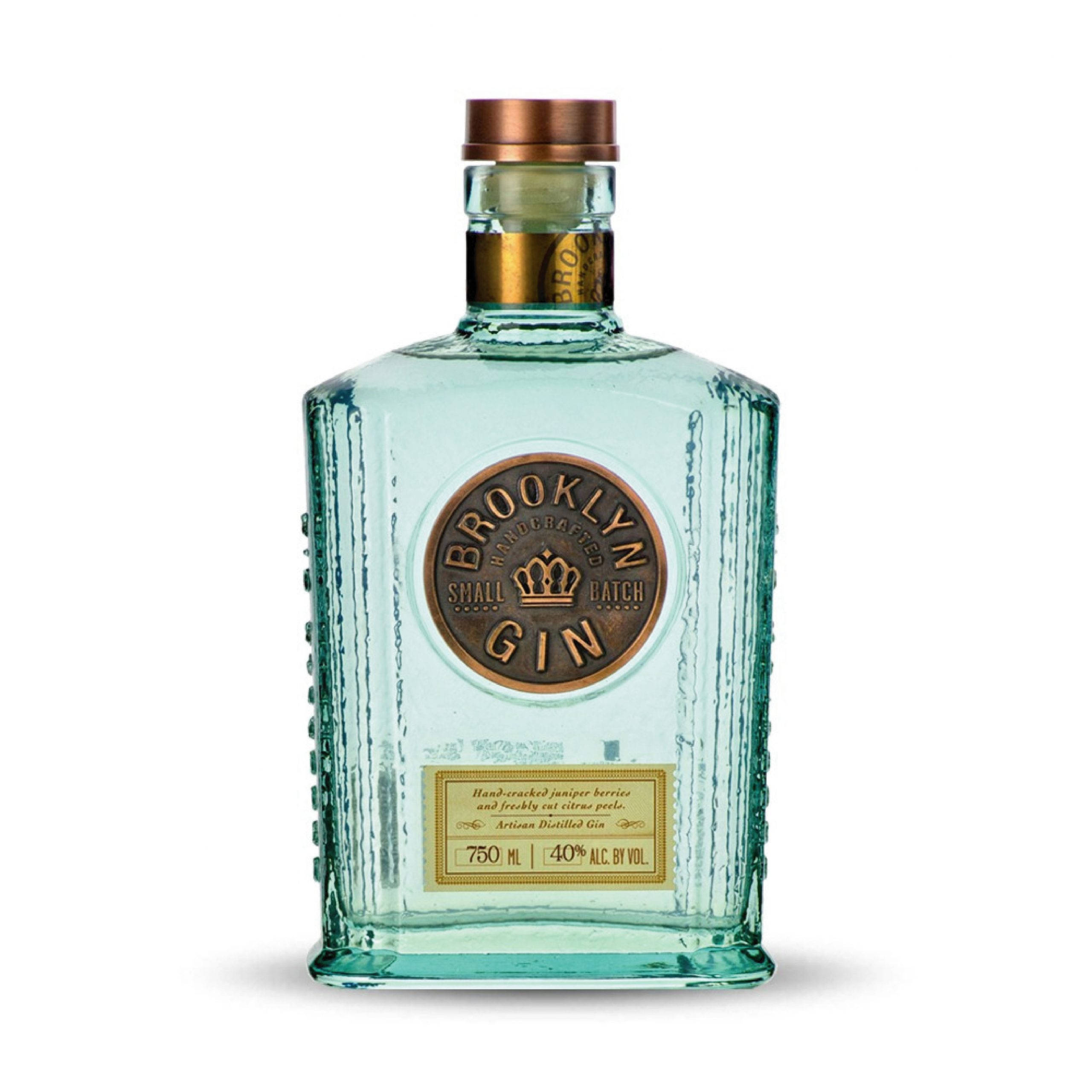 alcohol 桌布 壁紙 — 一個清晰的青綠色玻璃瓶 Brooklyn Gin，帶有壓花紋理和銅蓋，站在白色背景前。