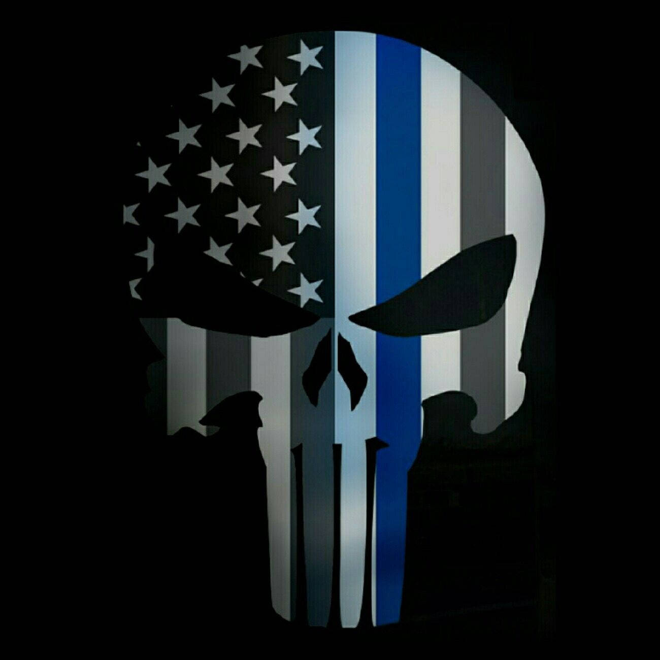 Punisher Logo 桌布 壁紙 — 一個清晰的頭骨剪影，充滿美國國旗和一條藍色條紋，以表彰執法部門，背景為黑色。