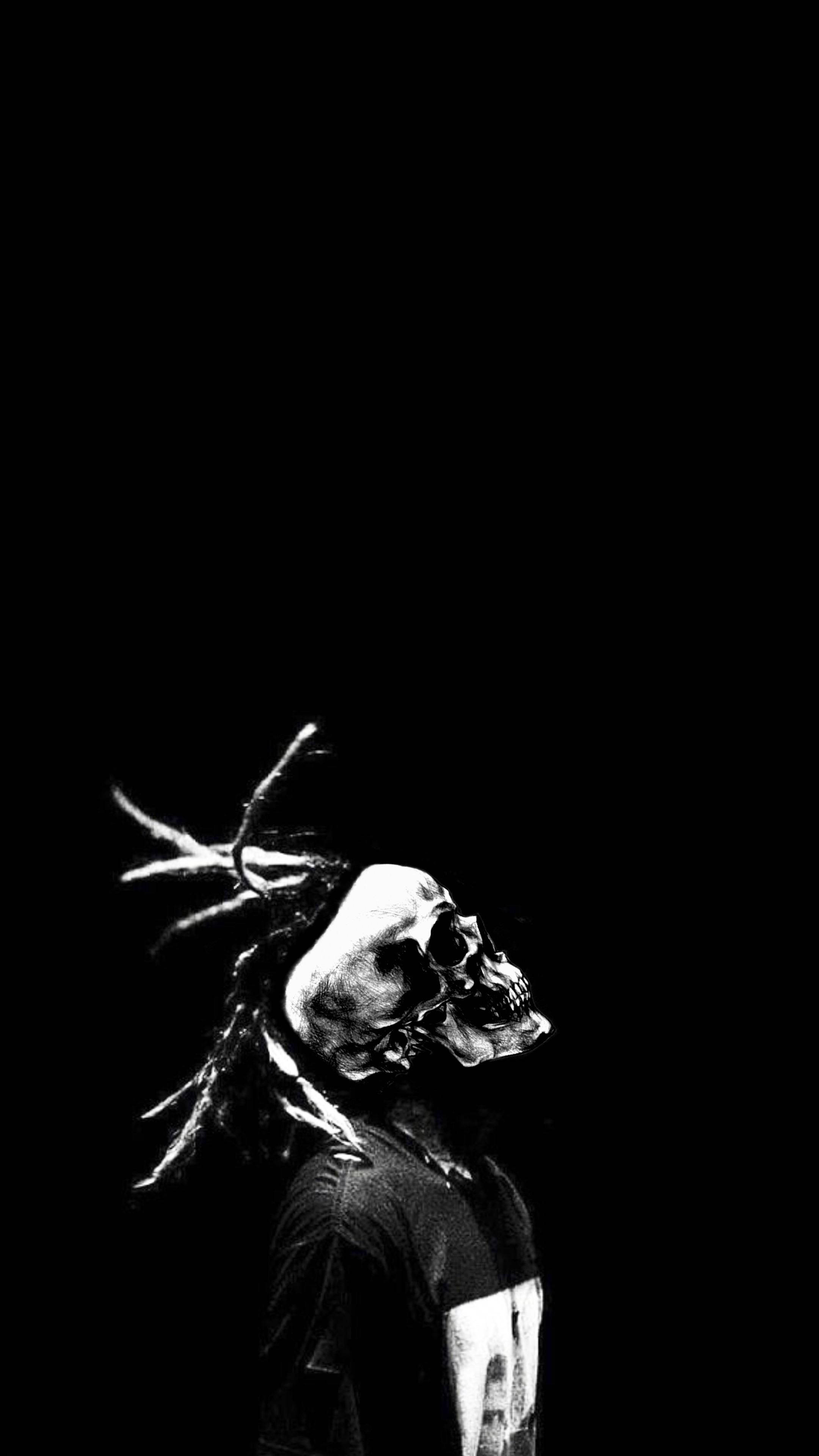 suicideboys 桌布 壁紙 — 一個清晰的黑白肖像，描繪一個帶有辮子頭顱向上傾斜，背景空洞。