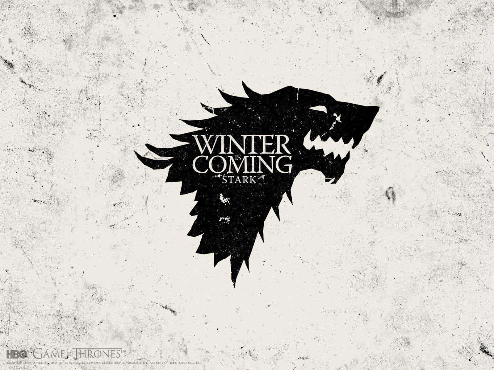 高清 桌布 壁紙 — 一個清晰的黑色冰原狼標誌，上面有「Winter is Coming」文字，背景是風化的米白色紋理。