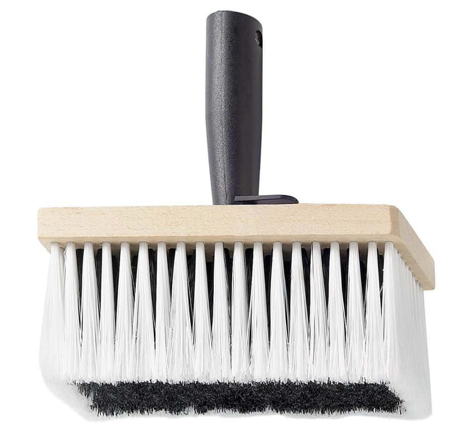 Cleaning 桌布 壁紙 — 一個清潔刷的特寫，帶有黑色手柄、淺色木塊和白色刷毛，底部為黑色。