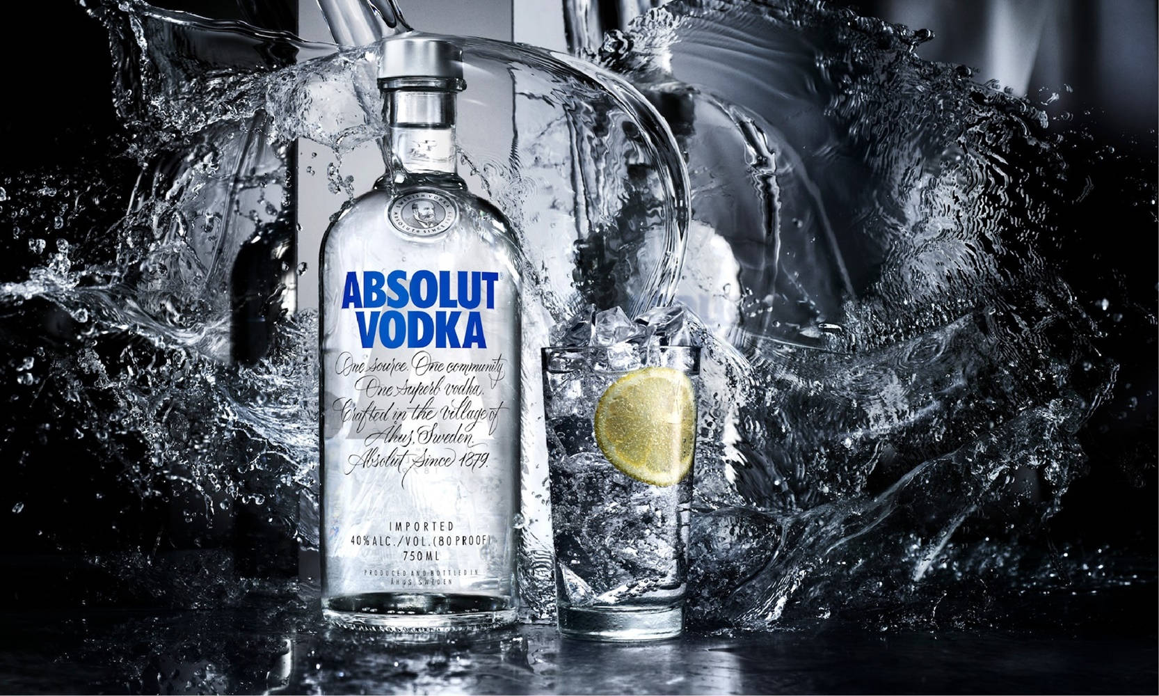Water Splash 桌布 壁紙 — 一個清澈的Absolut Vodka酒瓶和酒杯，配上檸檬角，被戲劇性飛濺的水花包圍，背景為深色。