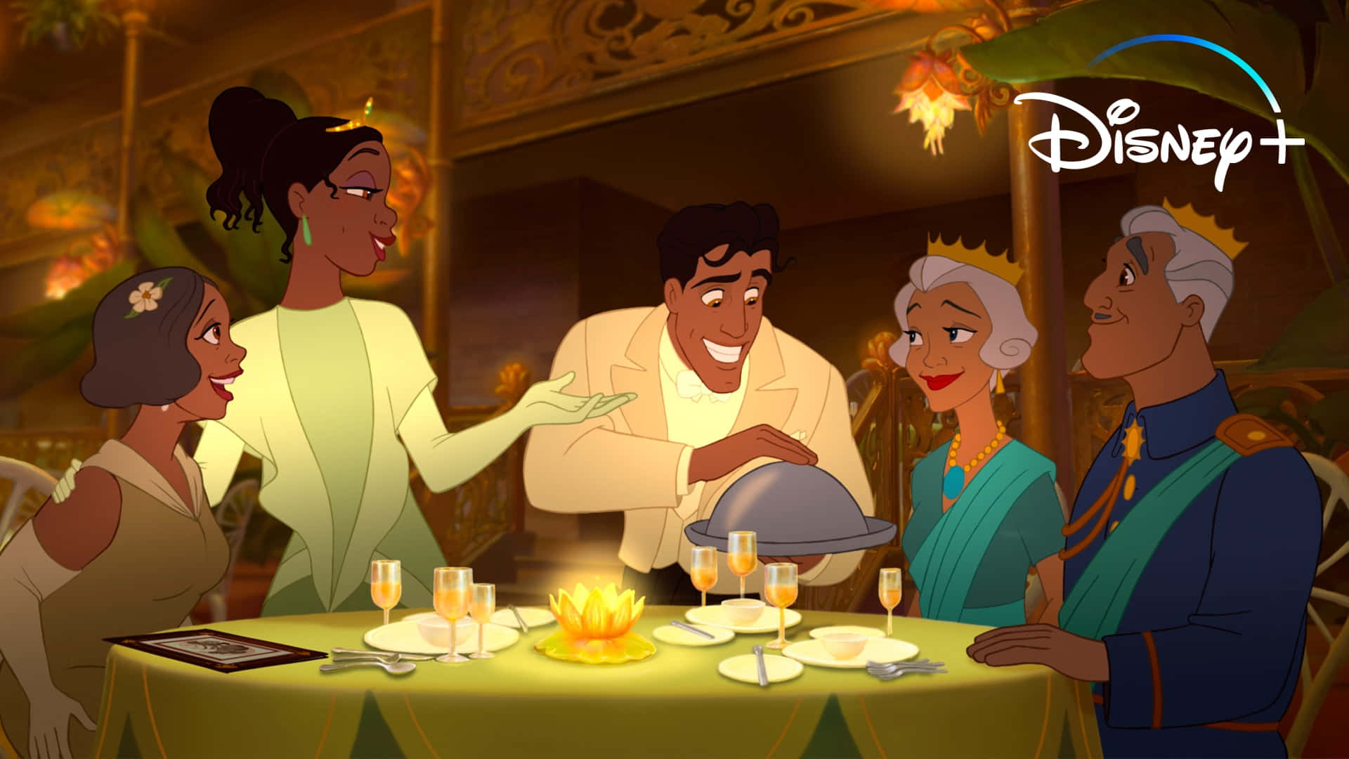 princess and the frog 桌布 壁紙 — 一個溫暖照明的動畫晚餐場景，五個角色聚集在一張裝飾著金色點綴和發光中心裝飾的桌子周圍。