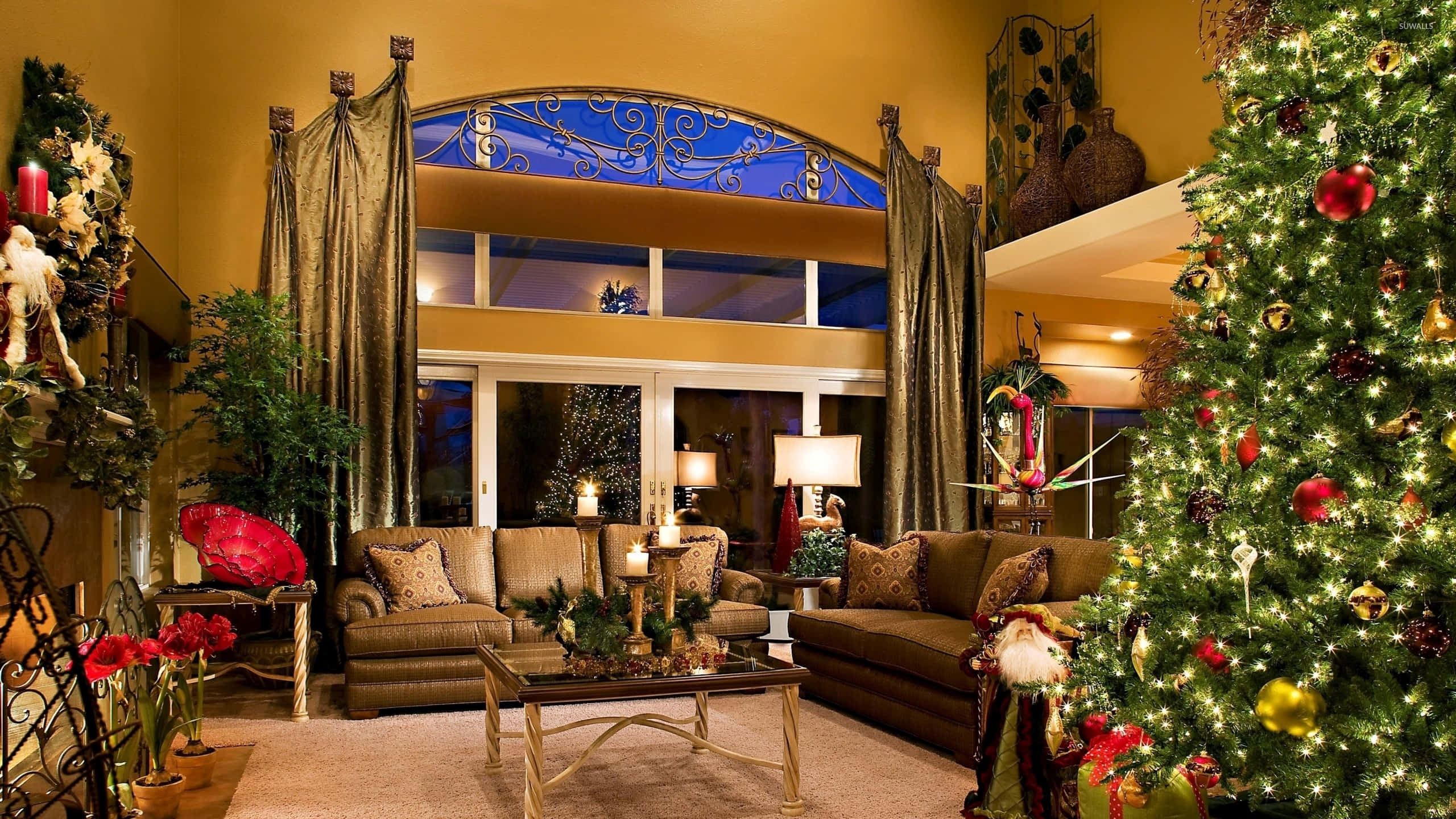 Christmas Living Room 桌布 壁紙 — 一個溫暖照明的豪華客廳，裝飾著一棵閃爍著燈光和裝飾品的大聖誕樹。