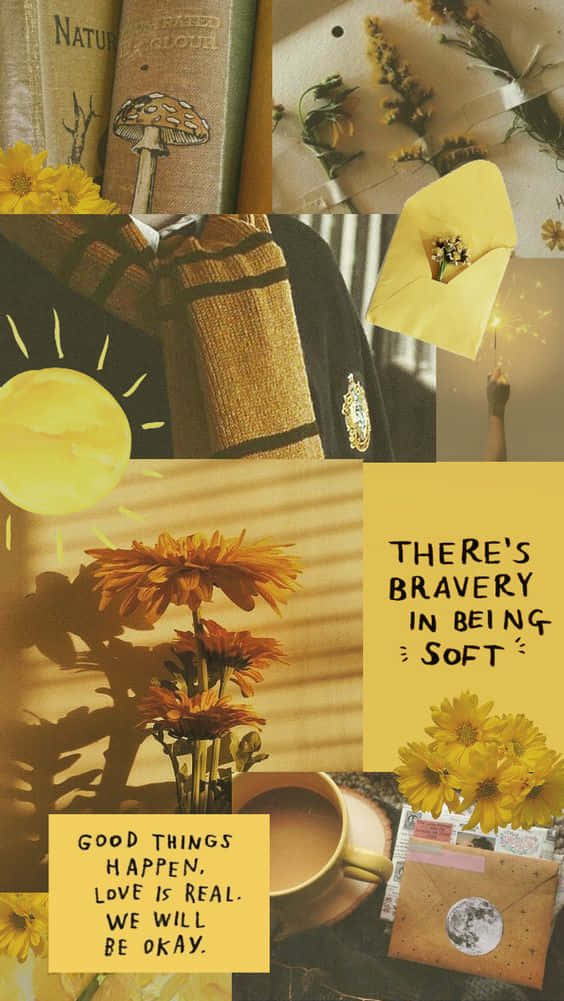 Yellow Aesthetic Collage 桌布 壁紙 — 一個溫暖的金色拼貼畫，包含書籍、乾花、圍巾、馬克杯和手寫語錄，營造出舒適懷舊的氛圍。