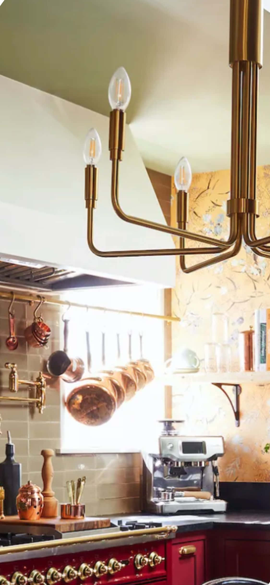 Kitchen Design 桌布 壁紙 — 一個溫暖的黃銅吊燈懸掛在紅色廚房上方，配有銅鍋和花卉壁紙。