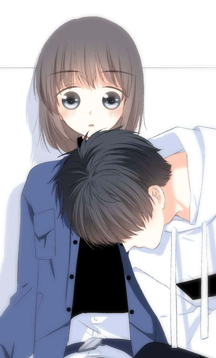 可愛動漫情侶 桌布 壁紙 — 一個溫柔的動漫場景，一個棕色頭髮的女孩低頭看著一個穿著白色連帽衫的男孩，他把頭靠在她的肩膀上。