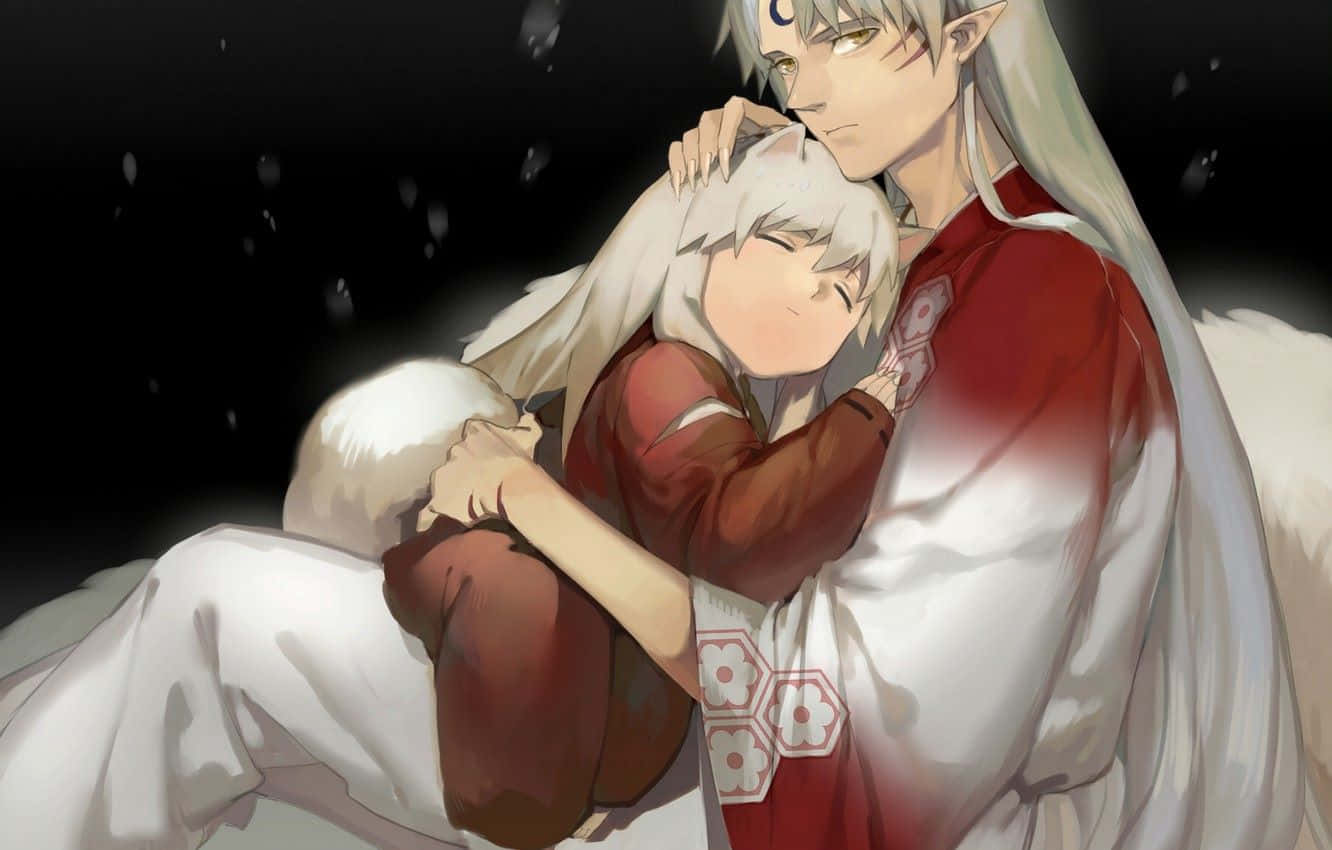 Inuyasha And Sesshomaru 桌布 壁紙 — 一個溫柔的動漫場景，一個銀髮精靈般的男人穿著紅白長袍，在黑暗的雪景中輕輕抱著一個白髮的熟睡孩子。