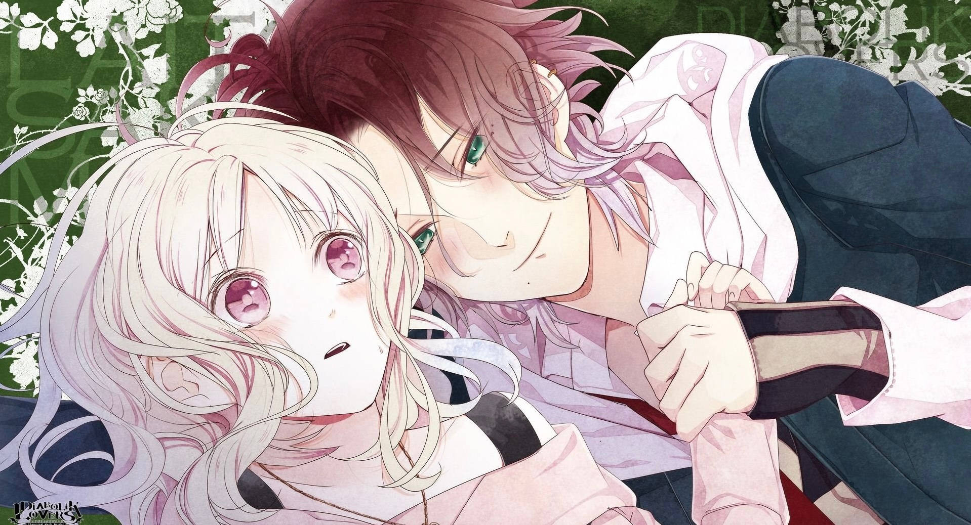 Diabolik Lovers 桌布 壁紙 — 一個溫柔的動漫場景，紅髮男孩靠近一個驚訝的金髮女孩，在花藤中牽手。