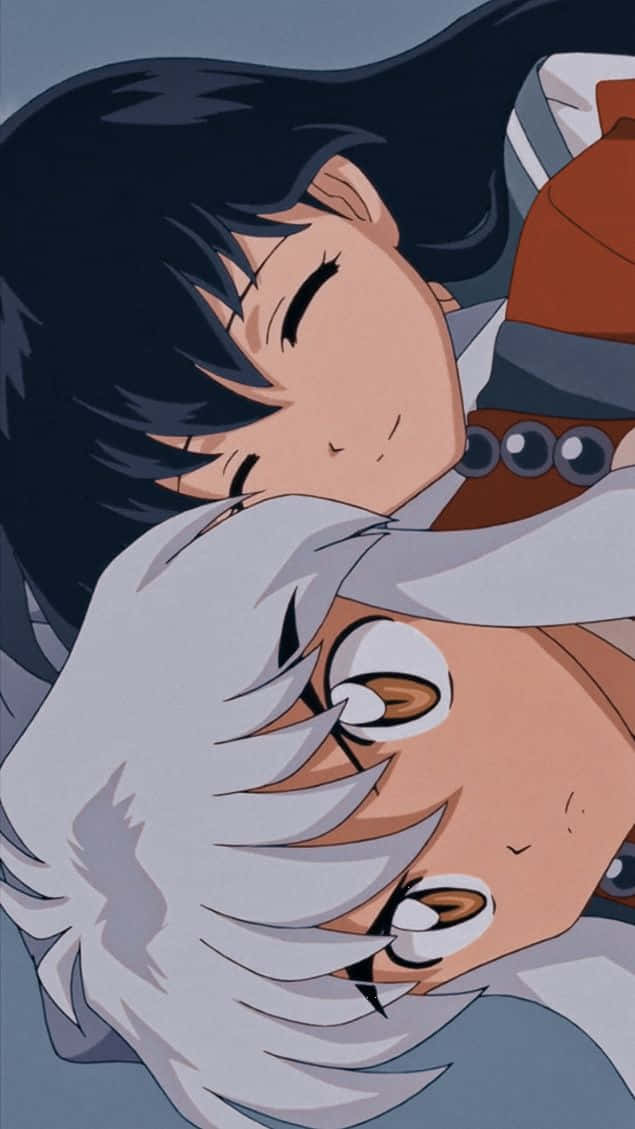 Inuyasha And Rin 桌布 壁紙 — 一個溫柔的動漫場景，黑髮女孩將頭靠在銀髮男孩的胸膛上，而他正抬頭看著她。