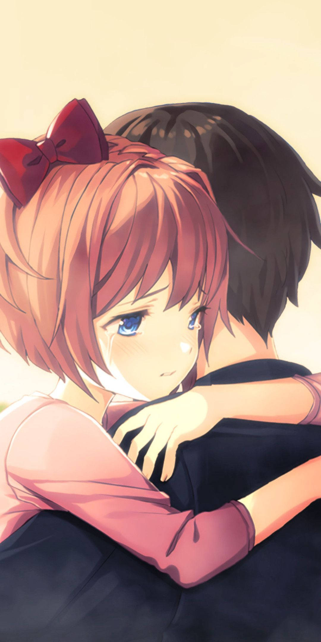 Anime Hug 桌布 壁紙 — 一個溫柔的動漫女孩，紅髮上繫著蝴蝶結，從背後擁抱一個男孩，柔和的光芒溫暖地籠罩著他們。
