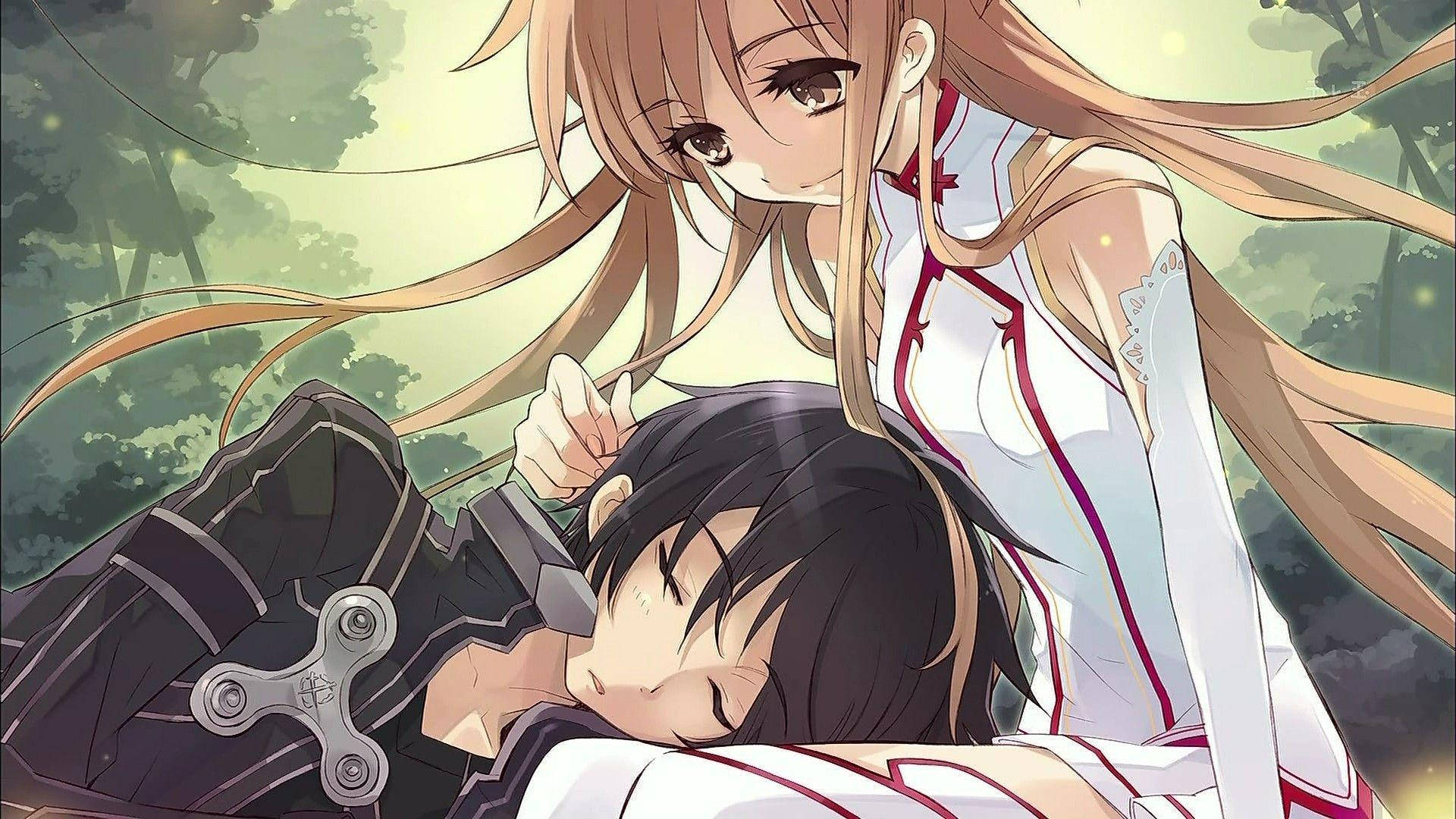 可愛動漫情侶 桌布 壁紙 — 一個溫柔的動漫女孩，長長的棕色頭髮，在沐浴在柔和金色光線的森林中懷抱著一個熟睡的男孩。