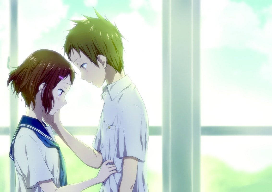 Romantic 桌布 壁紙 — 一個溫柔的動漫時刻，一個穿著校服的女孩輕輕觸摸一個男孩的臉，他們站在明亮的窗邊。