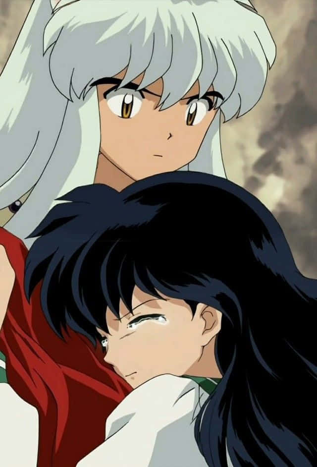 Inuyasha And Rin 桌布 壁紙 — 一個溫柔的動漫時刻，銀髮角色輕輕抱著閉著眼睛的黑髮角色。