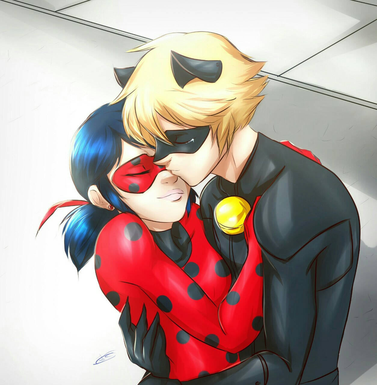 ladybug and cat noir kiss 桌布 壁紙 — 一個溫柔的動漫風格擁抱，介於金髮蒙面英雄和穿著紅色圓點套裝的藍髮女士之間。