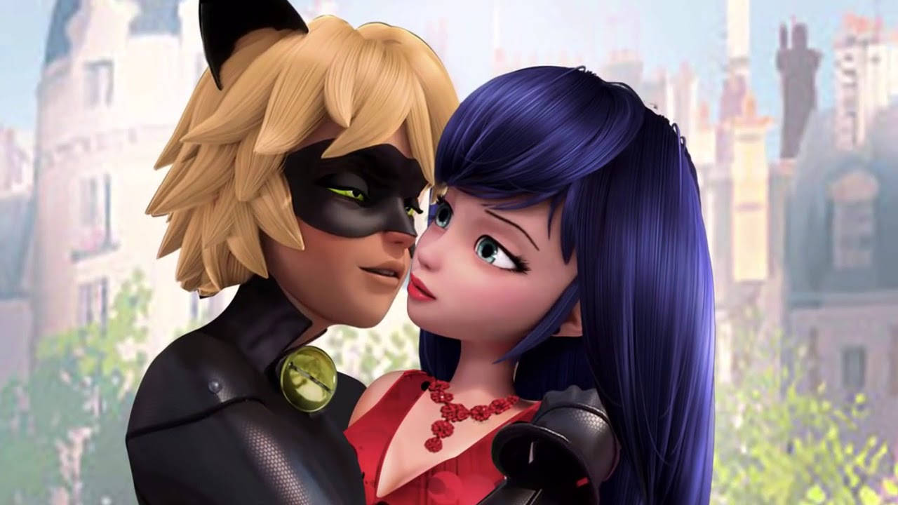 ladybug and cat noir kiss 桌布 壁紙 — 一個溫柔的動畫場景，Cat Noir 和 Ladybug 在巴黎城市景觀背景下分享親密時刻。