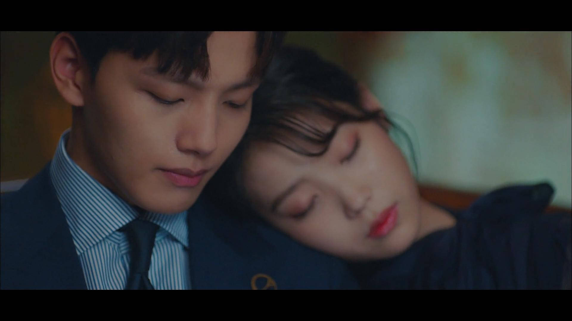 drama 桌布 壁紙 — 一個溫柔的時刻，年輕女子在柔和光線的室內環境中，安詳地睡在男子的肩膀上。