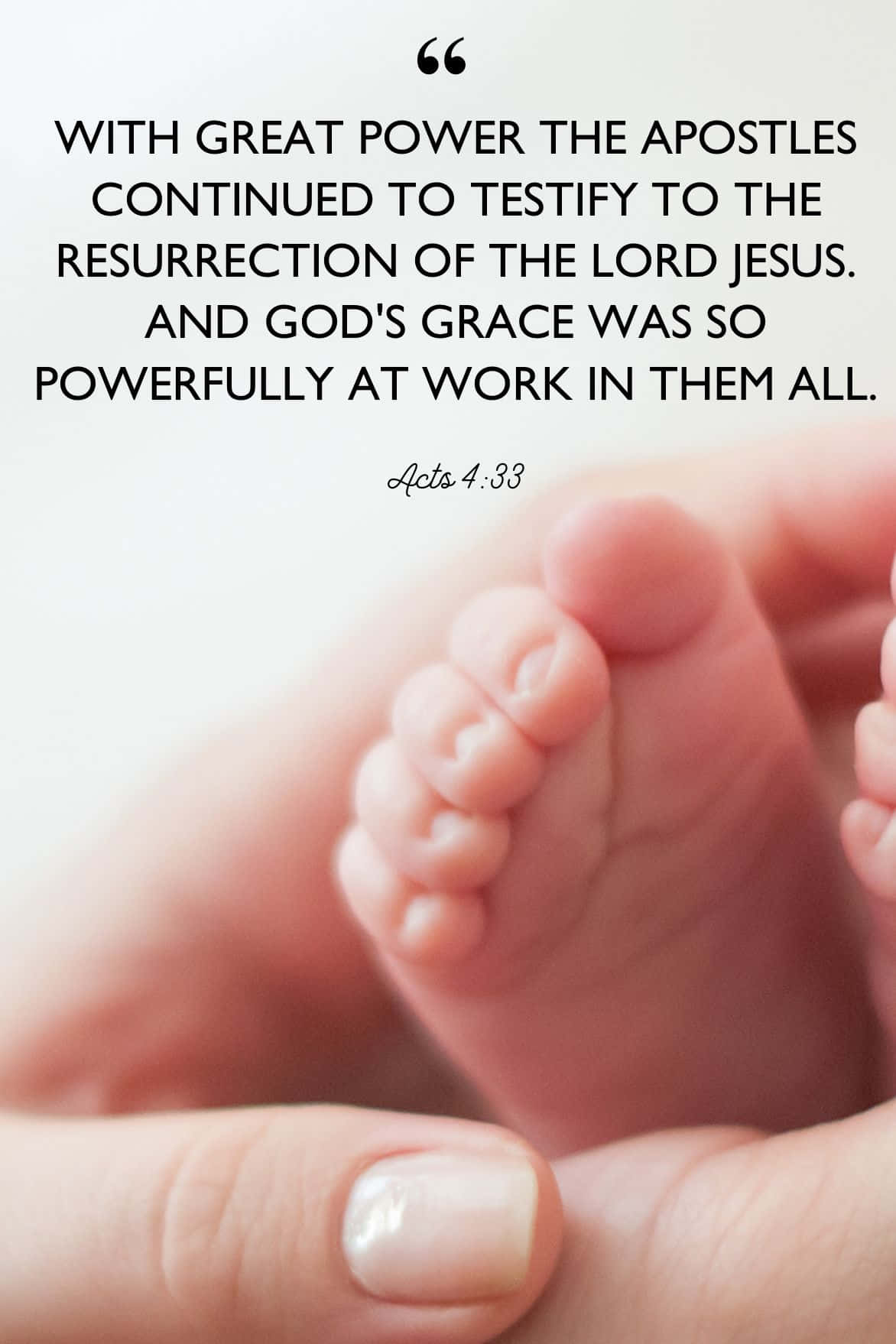 Scripture 桌布 壁紙 — 一個溫柔的特寫，成年人的雙手捧著嬰兒的小腳，並疊加了聖經經文。
