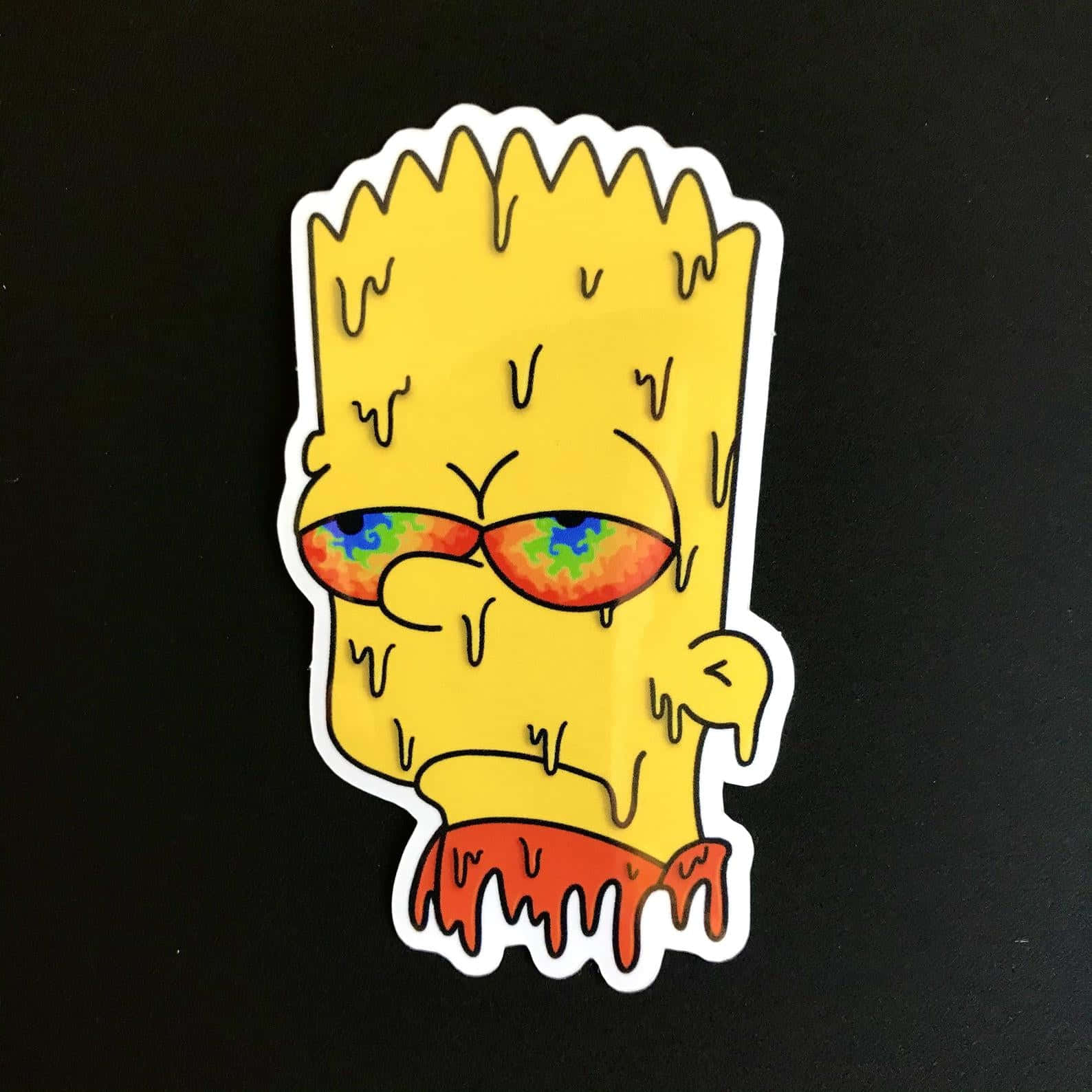 滴落感 桌布 壁紙 — 一個滴落的巴特·辛普森貼紙，帶有迷幻眼睛和紅色滴落，背景為黑色。