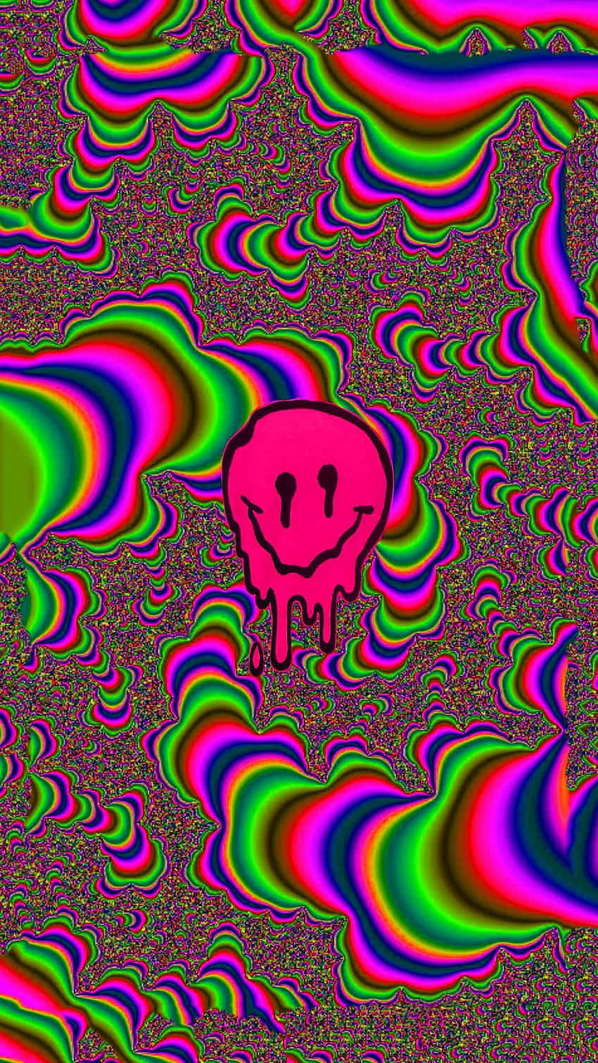 笑臉 桌布 壁紙 — 一個滴落的粉紅色笑臉漂浮在霓虹綠、紫和洋紅色的迷幻漩渦中，背景是帶斑點的深色。